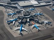 Schiphol dreigt volgend jaar al 500 duizend vluchtbewegingen te halen. De luchthaven heeft met de provincie, gemeenten en omwonenden afgesproken dat het vliegveld tot 2020 niet verder zou groeien dan een half miljoen vluchtbewegingen.