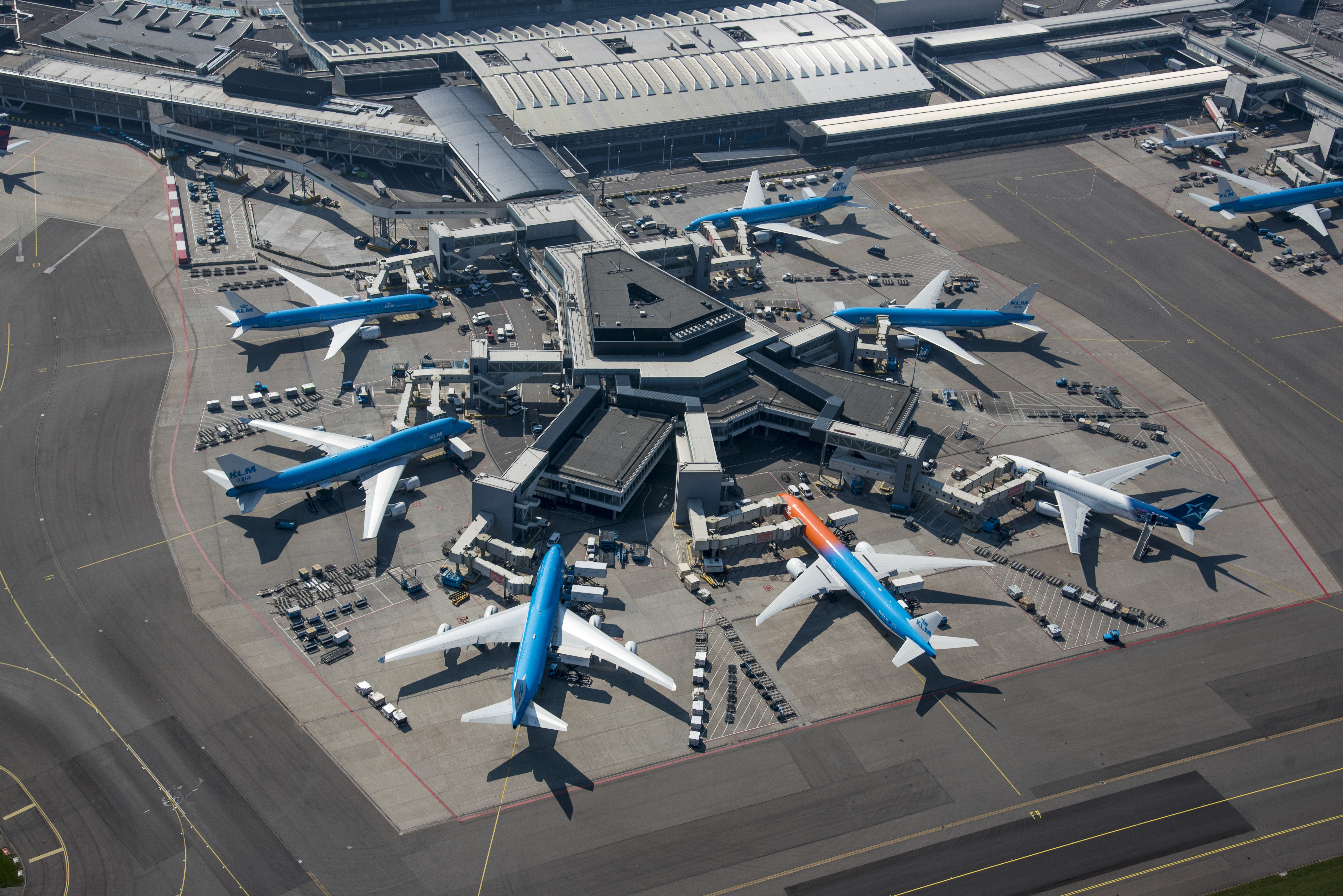 Schiphol dreigt volgend jaar al 500 duizend vluchtbewegingen te halen. De luchthaven heeft met de provincie, gemeenten en omwonenden afgesproken dat het vliegveld tot 2020 niet verder zou groeien dan een half miljoen vluchtbewegingen.
