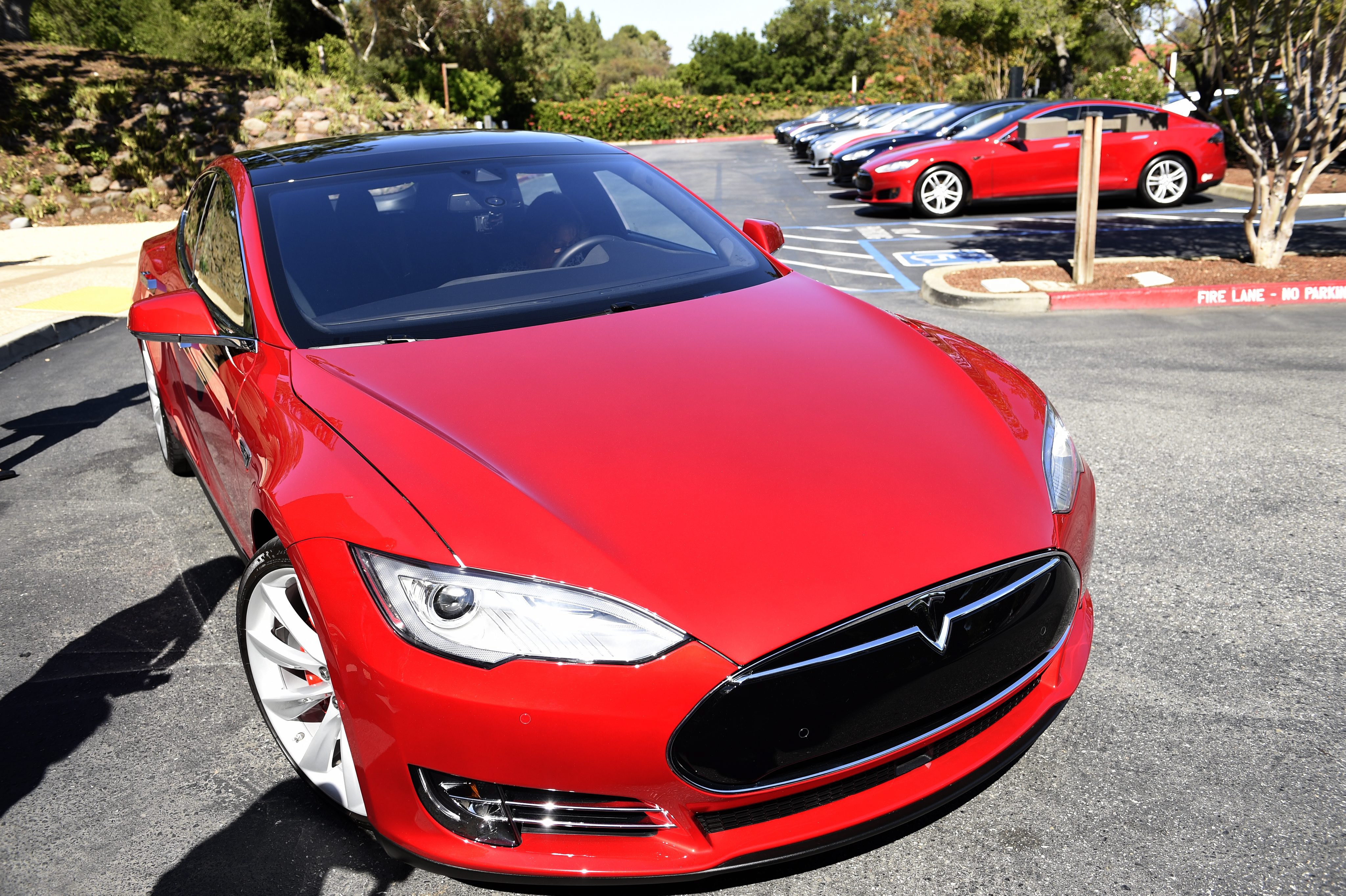 De term 'Autopilot' die autofabrikant Tesla hanteert voor de software waarmee bestuurders geassisteerd kunnen rijden is mogelijk verwarrend voor automobilisten. De Rijksdienst voor het Wegverkeer (RDW) bespreekt de term dinsdag intern. Dat zei een woordvoerder maandagavond.