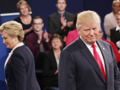 Het begin van het tweede debat tussen Hillary Clinton en Donald Trump werd zoals verwacht overschaduwd door de recente onthulling van een opname waarin Trump lacherig praatte over het aanranden van vrouwen. Trump zei spijt te hebben van de uitspraken, maar benadrukte dat het alleen maar 'praatjes' waren en dat hij zich nooit daadwerkelijk zo heeft gedragen. Van een duidelijke knock-out voor een van de twee kandidaten was geen sprake. Het eerste opmerkelijke moment kwam in de eerste seconden: de twee kandidaten gaven elkaar geen hand en maakten amper oogcontact. Trump had in de uren voor het debat teruggeslagen met een persconferentie met drie vrouwen die ex-president Bill Clinton in het verleden hebben beschuldigd van seksuele intimidatie en in een geval van verkrachting.