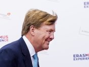 Veel partijen in de Tweede Kamer eisen opheldering van de regering over een privilege voor koning Willem-Alexander en zijn voorgangers. Die worden al sinds de jaren zeventig gecompenseerd voor de belasting die ze betalen over het rendement van hun vermogen. RTL Nieuws onthulde maandag dat daarover destijds in het diepste geheim afspraken werden gemaakt. De compensatie is verwerkt in de uitkering die het staatshoofd ontvangt.