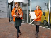 Medewerkers van Foodwatch met de prijs en oorkonde vorig jaar.