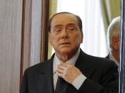 Na tien maanden taakstraf en een hartoperatie, is oud-premier Silvio Berlusconi (80) weer actief in de politiek. Hoewel de Italiaanse politiek eigenlijk nooit echt rustig is geweest in de afgelopen dertig jaar, is die op dit moment wel weer super spannend. Op 4 december is er een referendum waarin gestemd wordt over het voorstel om de macht van de senaat in te perken, zodat de regering sneller besluiten kan nemen. Dit referendum is door de huidige premier, Matteo Renzi, opgezet. En hij heeft zijn lot aan de uitslag verbonden. Stemmen de Italianen 'nee', dan stapt hij op en komen er nieuwe verkiezingen, zo beloofde hij.