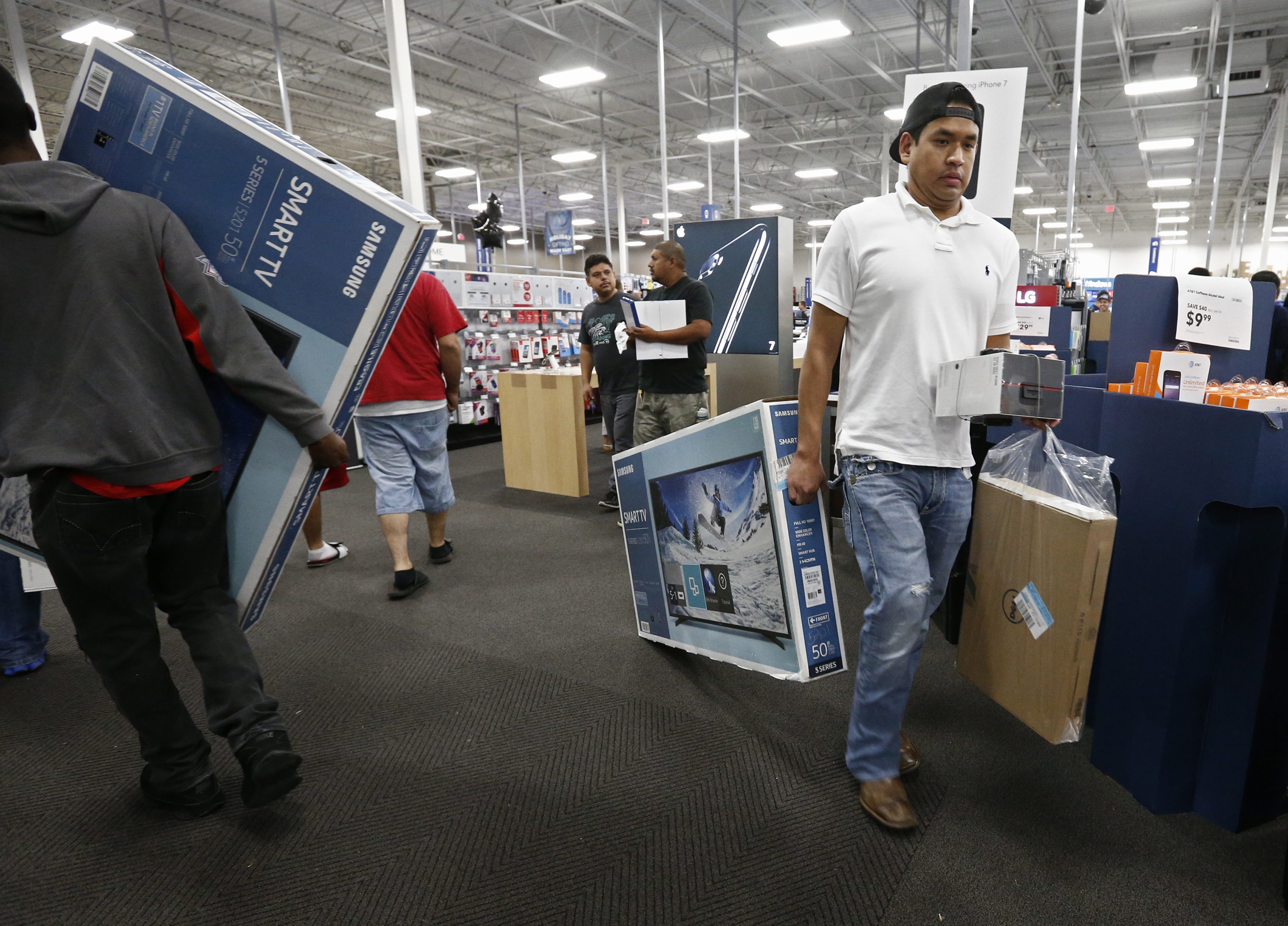 2016-11-24 22:10:56 epa05646396 People shop for televisions at the Best Buy store in Mesquite, Texas, USA, 24 November 2016. Best Buy and many other stores are opening on Thanksgiving Day, the day before Black Friday for shoppers. EPA/LARRY W. SMITH