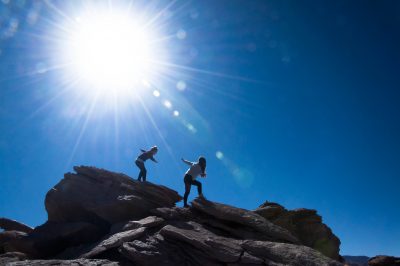 Fransz en Hooijen in Bolivia salar-de-uyuni-bolivia De files, overvolle treinen, het grijze uitzicht vanuit je toch al grijze kantoor beu? Het klinkt als de ideale oplossing: reizen - liefst een beetje ver weg - en werken combineren. Steeds meer millenials wagen de stap, zo ook Amy Fransz (25) en Michelle Hooijen (25). Zij begonnen hun eigen 'remote start-up': The Remote Trip en faciliteren nu reizen voor mensen die óók vanaf een strand in Thailand willen werken. Hooijen: "Wij hebben allebei het standaard 'succes'-traject van de Nederlandse maatschappij gevolgd. Hard werken op de middelbare school, hoge cijfers, vele extra-curriculaire activiteiten tijdens selectieve Bachelor & Master -pleidingen aan de Erasmus Universiteit in Rotterdam en dan: aangenomen worden voor een gewilde startersfunctie bij grote multinationale bedrijven (Unilever en Deloitte) met een bovengemiddeld salaris.”