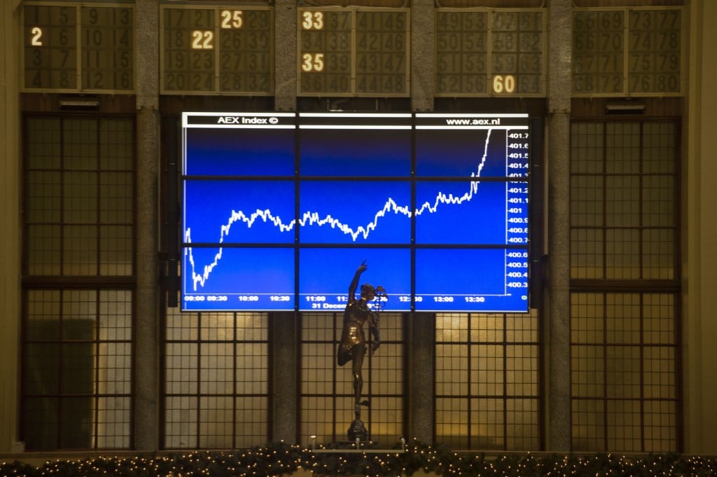 De AEX-index in Amsterdam koerste woensdagmiddag stevig in het groen. Ook elders in Europa gingen de graadmeters omhoog, geholpen door de opleving van de olieprijzen. De OPEC-landen zouden volgens mediaberichten een akkoord hebben gesloten over de inperking van hun olieproductie. De hele dag gaven positieve geluiden over de oliedeal de beurzen al een zet in de goede richting.