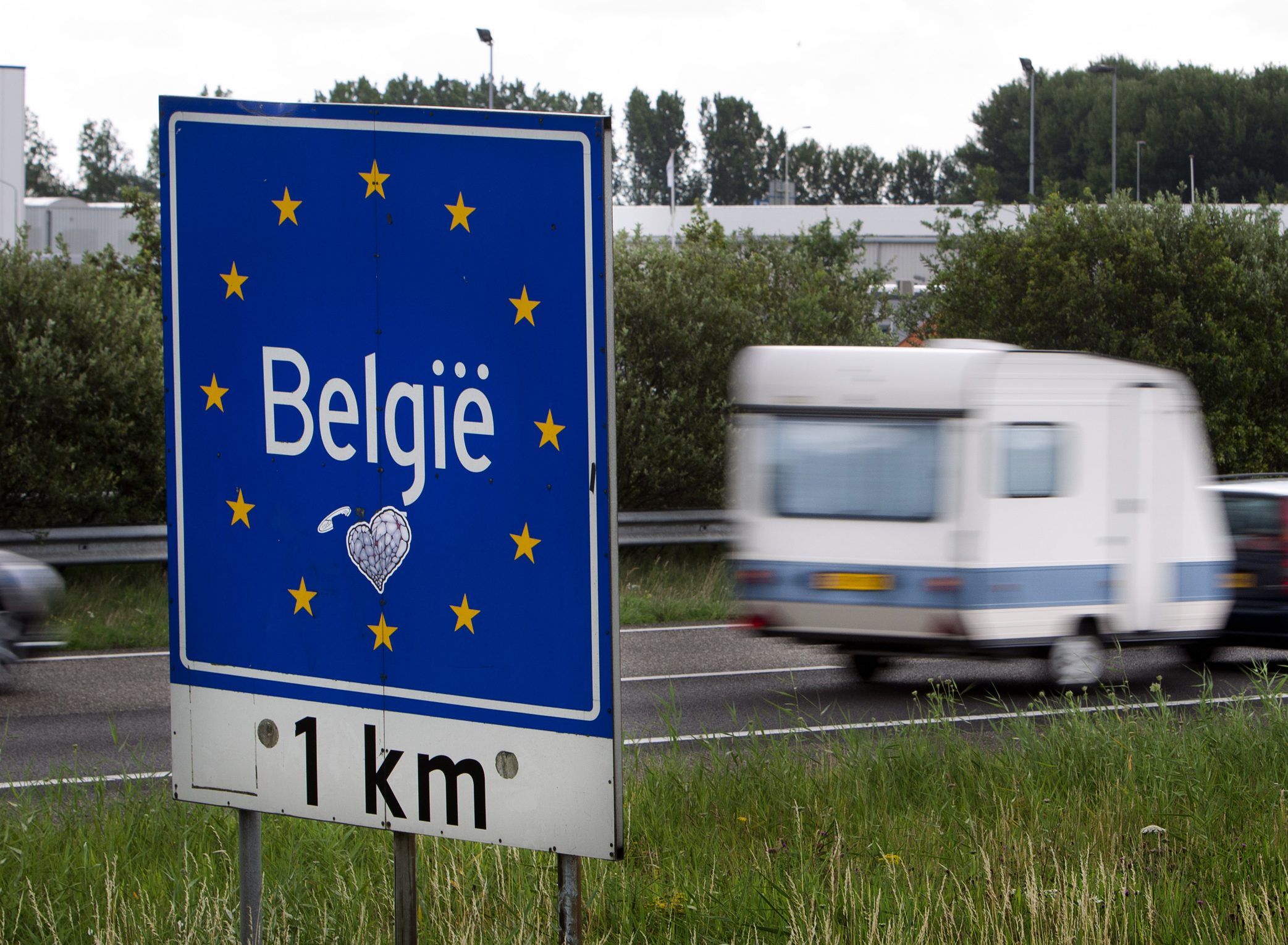 Nederland en België hebben maandag een grensverdrag gesloten waardoor een deel van wat voorheen België was nu onder Nederland valt en omgekeerd. De ondertekening is onderdeel van het staatsbezoek van koning Filip en koningin Mathilde aan ons land.