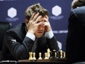 Wat is er toch aan de hand met Magnus Carlsen, de Noorse 'Mozart van het schaken'? Zijn Russische opponent Sergey Karjakin voor de WK-titel was een prima schaker, maar Carlsen zou de tweekamp toch moeten winnen. Maar Carlsen lijkt zichzelf niet - hij speelt behoudend, en stuurde in zijn laatste partij overduidelijk aan op een remise.