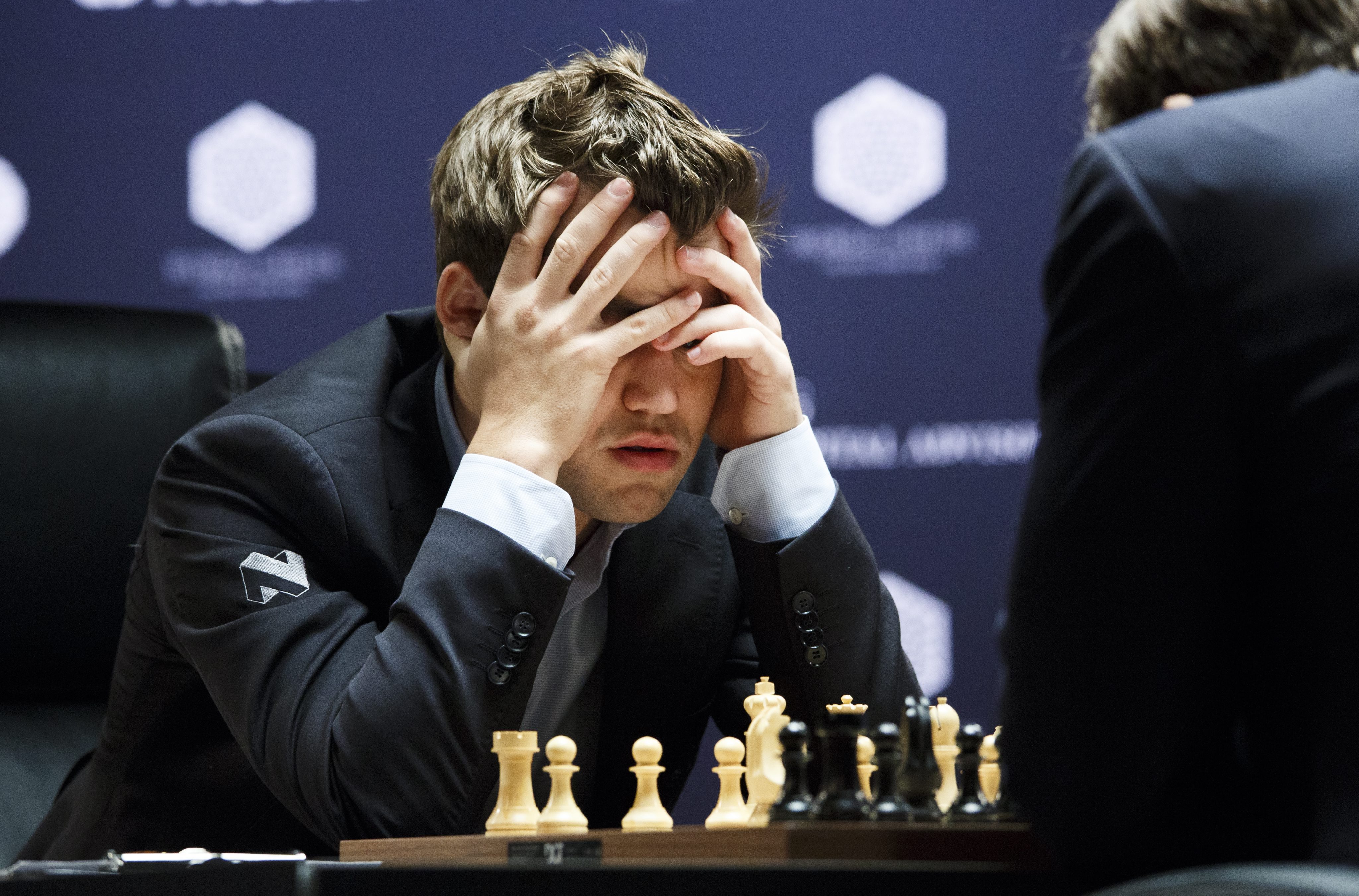 Wat is er toch aan de hand met Magnus Carlsen, de Noorse 'Mozart van het schaken'? Zijn Russische opponent Sergey Karjakin voor de WK-titel was een prima schaker, maar Carlsen zou de tweekamp toch moeten winnen. Maar Carlsen lijkt zichzelf niet - hij speelt behoudend, en stuurde in zijn laatste partij overduidelijk aan op een remise.