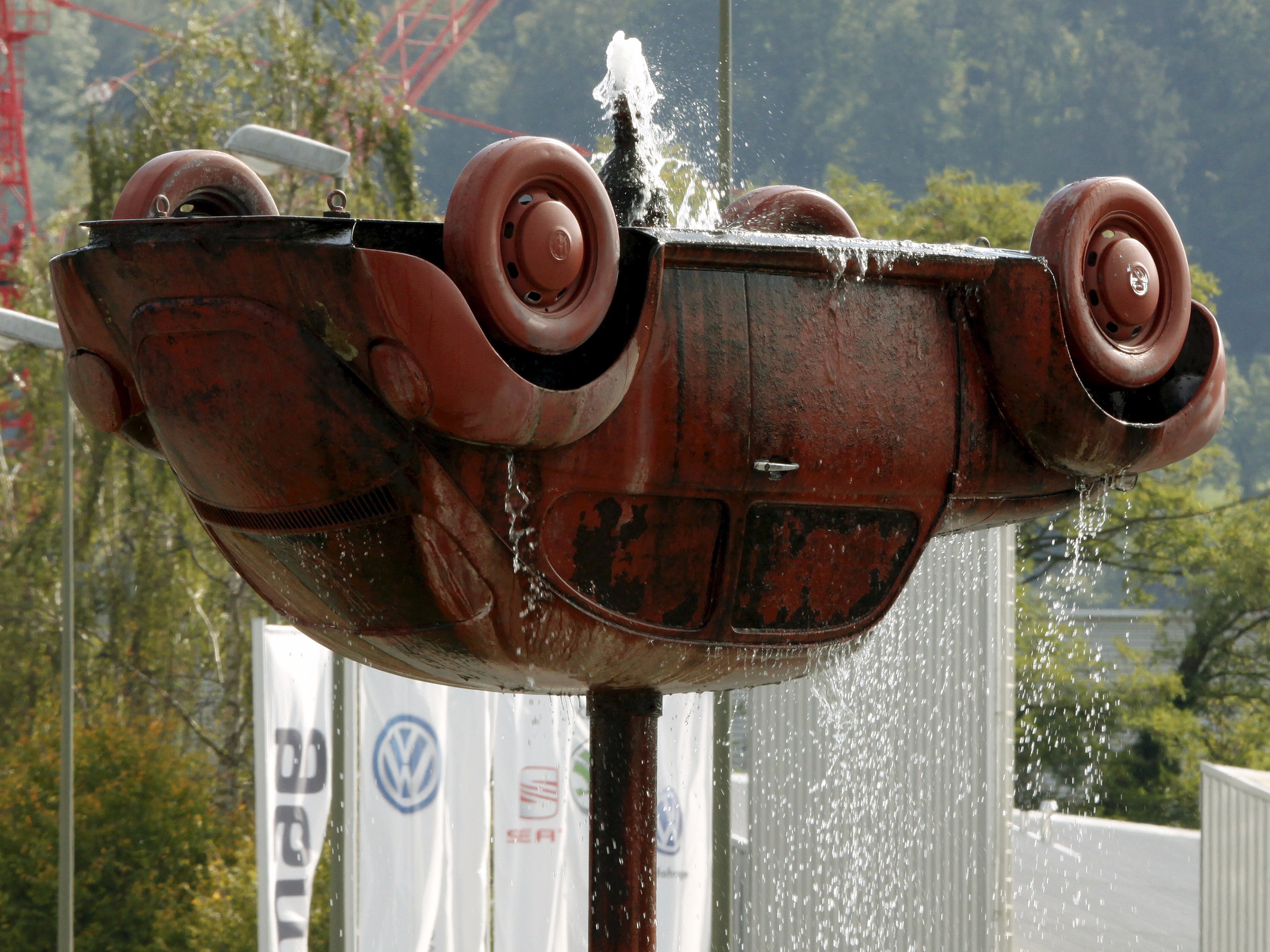 Een fontein in de vorm van een oude Kever bij het Zwitserse kantoor van een Volkswagen-importeur. Foto: Reuters