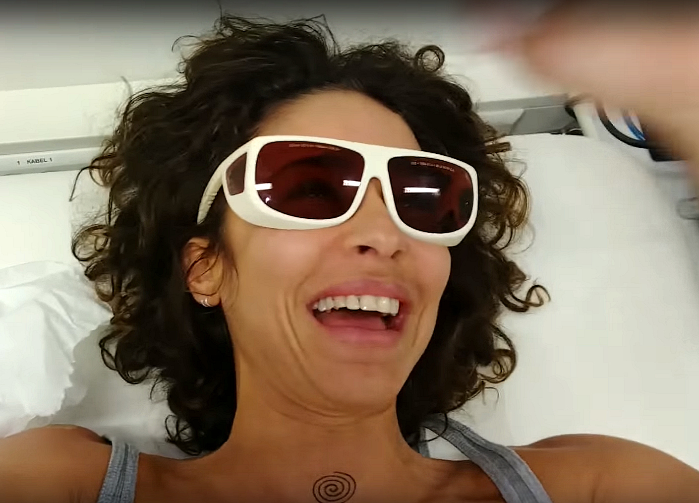 Een tattoo op haar schouder, eentje op haar buik en een op haar zij met de naam van ex-vriend Gijs Scheeringa. Dat zijn de tatoeages die Fajah Lourens heeft laten verwijderen. De 35-jarige actrice, dj en model scoorde dit jaar een verkoophit met haar dieetboek Killerbody, waar meer dan honderdduizend exemplaren van zijn verkocht. Het nieuwbakken fitnessboegbeeld werkt inmiddels aan een tweede deel van de bestseller, dat januari 2017 in de winkels ligt. Ondertussen blijft Lourens aan haar lichaam werken, onder meer door tatoeages weg te laseren bij een kliniek in Amstelveen. Hoe dat precies in z'n werk gaat, laat ze zien aan haar fans in een vlog op YouTube. "We gaan vandaag eindelijk eens die ex behandelen. Want die zit er ook maar de hele tijd", aldus Lourens aan het begin van de video. Ze doelt op haar elf jaar jongere ex-vriend Gijs Scheeringa, beter bekend als DJ Johnny 500. Het stel was een jaar bij elkaar en ging in maart van dit jaar uit elkaar.