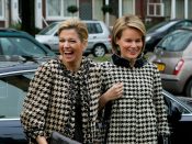 Prinses Mathilde (r) en Prinses Maxima arriveren bij het Gemeentemuseum.