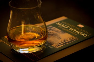 minimumprijs-alcohol Schotland wil al jaren een minimumprijs voor alcohol, maar whiskeystokers zijn bang dat de rest van Europa dan ook dergelijke wetgeving wil.