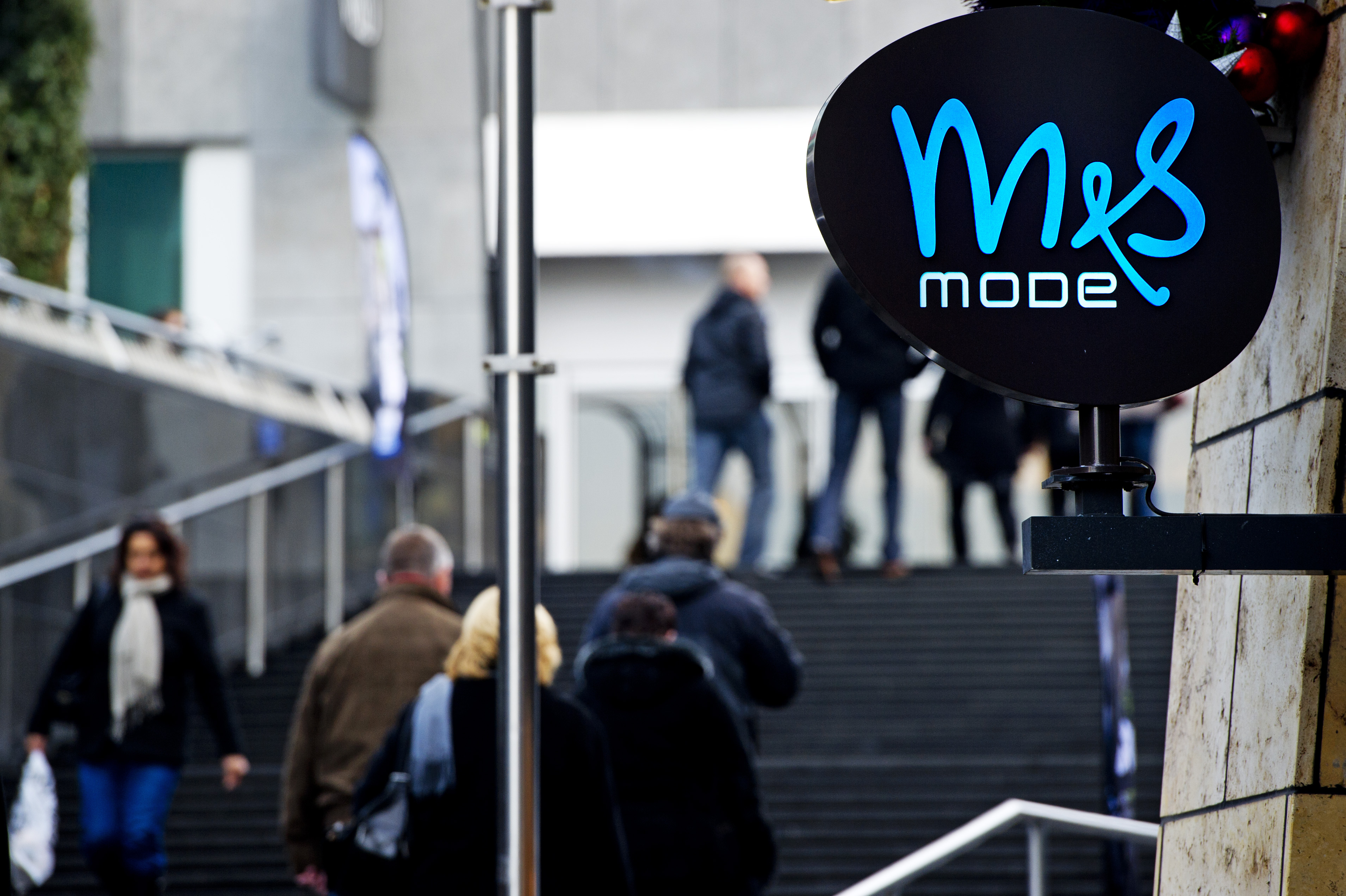 MS Mode houdt in Nederland 95 van de oorspronkelijke 130 winkels open. De failliete dameskledingwinkelketen maakte onlangs al een doorstart, maar het was toen nog niet duidelijk hoeveel filialen gered konden worden. Alle medewerkers die nu werkzaam zijn voor MS Mode behouden hun baan, werd dinsdag bekend. De keten blijft in afgeslankte vorm ook in andere landen bestaan. In België blijven 24 vestigingen behouden, Luxemburg telt vanaf januari 5 vestigingen van MS Mode en Spanje behoudt 32 winkels.