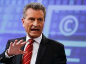 Günther Oettinger, huidig eurocommissaris voor Digitale Econommie, heeft na lang wikken en wegen zijn excuses aangeboden voor zijn racistische opmerkingen over Chinese 'spleetogen'. Woensdag zei hij tegenover journalisten nog dat er "niets was om zijn excuses voor aan te bieden", maar donderdag is de Duitse politicus bijgedraaid. "Ik heb de tijd gehad om over mijn speech na te denken, en ik zie nu in dat de woorden die ik heb gebruikt vervelende gevoelens kunnen oproepen en zelfs mensen kunnen kwetsen", aldus Oettinger. "Dit was niet mijn bedoeling en ik wil mijn excuses aanbieden voor opmerkingen die niet zo respectvol was als die zou moeten zijn."