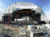 Een enorm omhulsel van roestvrij staal en beton krijgt dinsdag zijn definitieve plaats over de kerncentrale van Tsjernobyl. Het gevaarte van 165 meter lang, 260 meter breed en 110 meter hoog ziet eruit als een megagrote vliegtuighangar en zou gemakkelijk de Parijse kathedraal Notre Dame kunnen herbergen.
