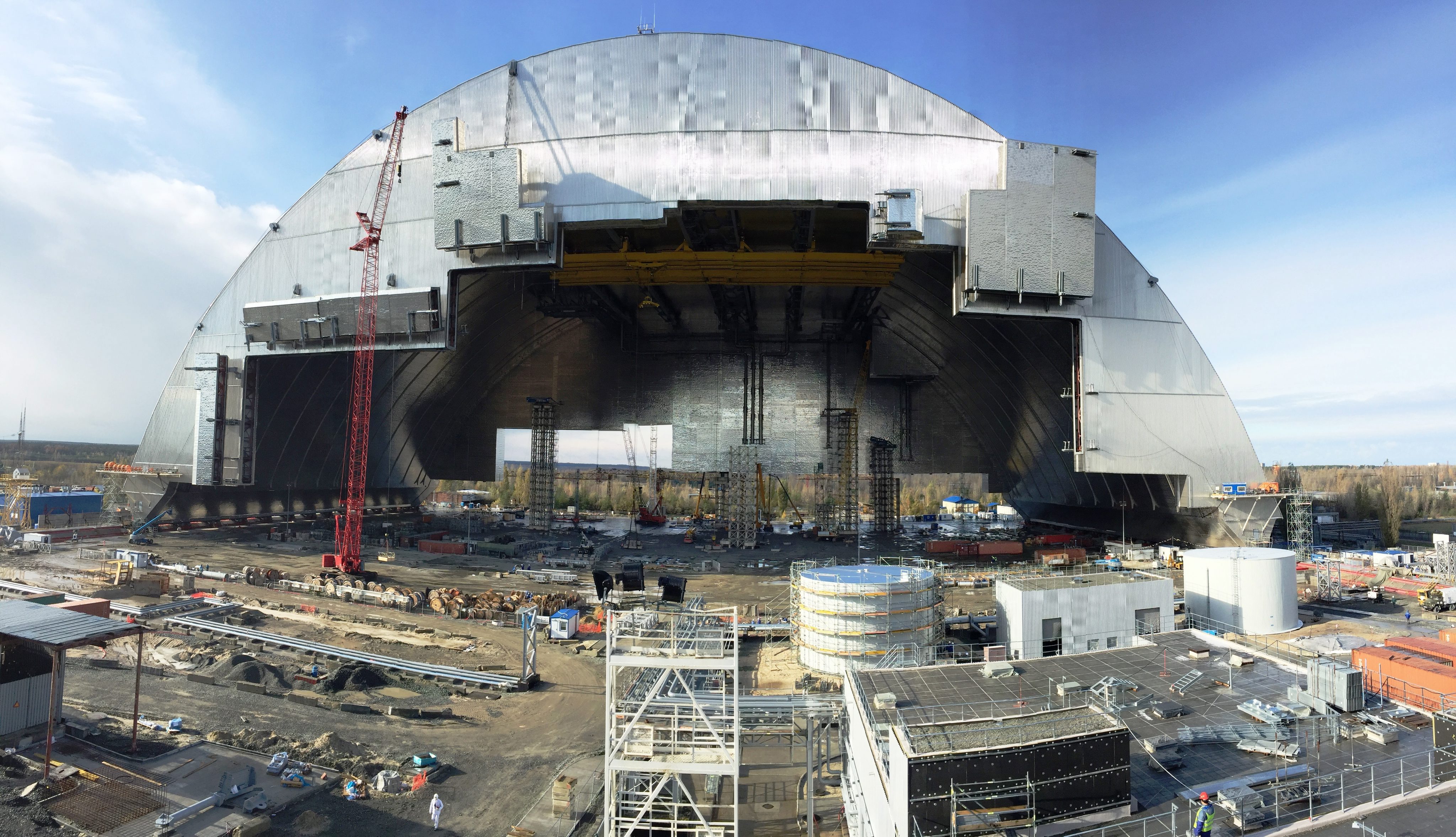 Een enorm omhulsel van roestvrij staal en beton krijgt dinsdag zijn definitieve plaats over de kerncentrale van Tsjernobyl. Het gevaarte van 165 meter lang, 260 meter breed en 110 meter hoog ziet eruit als een megagrote vliegtuighangar en zou gemakkelijk de Parijse kathedraal Notre Dame kunnen herbergen.