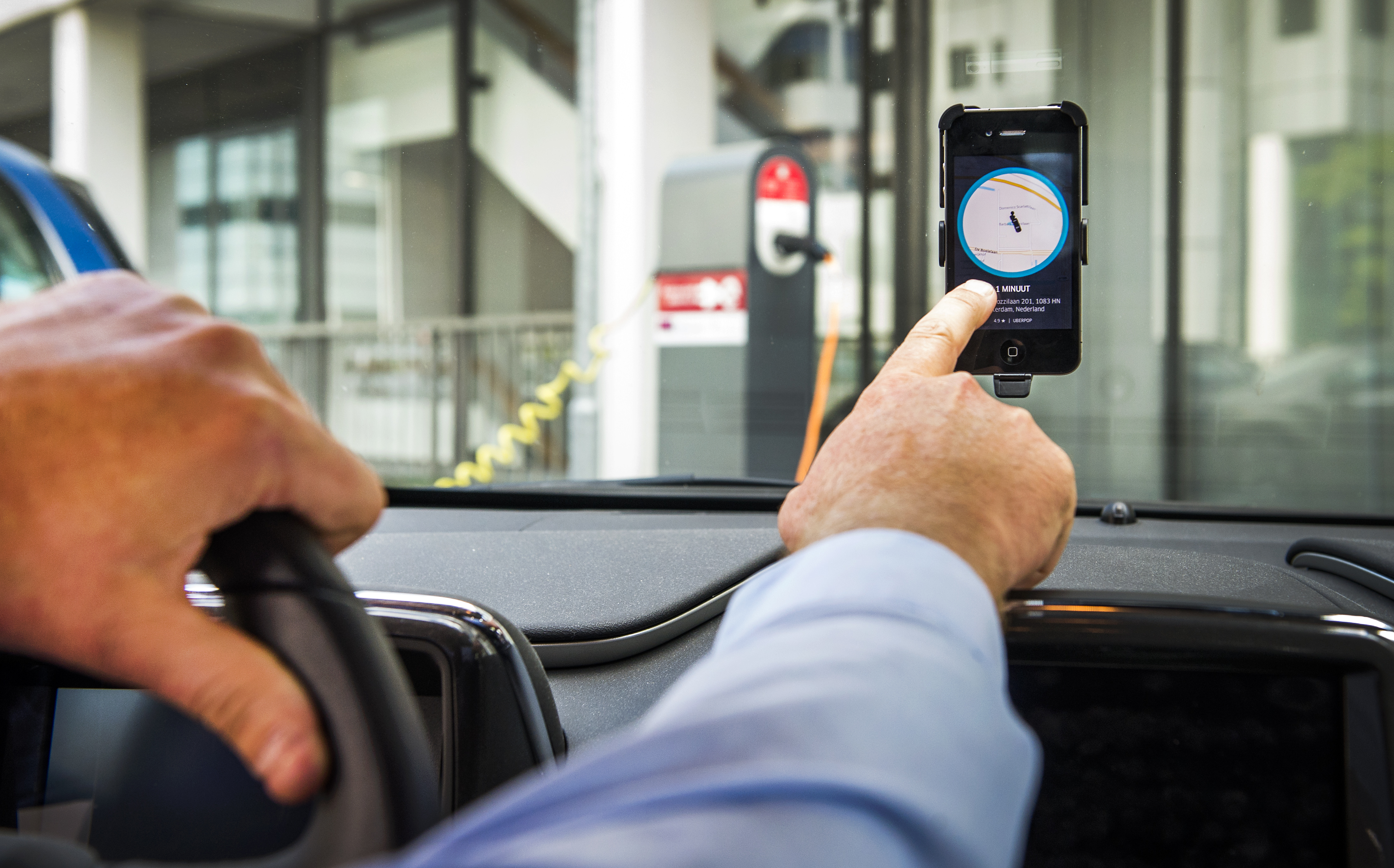 Uber moet opnieuw in de buidel tasten voor overtreding van de taxiwet. De Inspectie Leefomgeving en Transport (ILT) int 650.000 euro bij het bedrijf als restant van een eerder opgelegde dwangsom van 1 miljoen euro voor de inmiddels gestopte dienst UberPOP.
