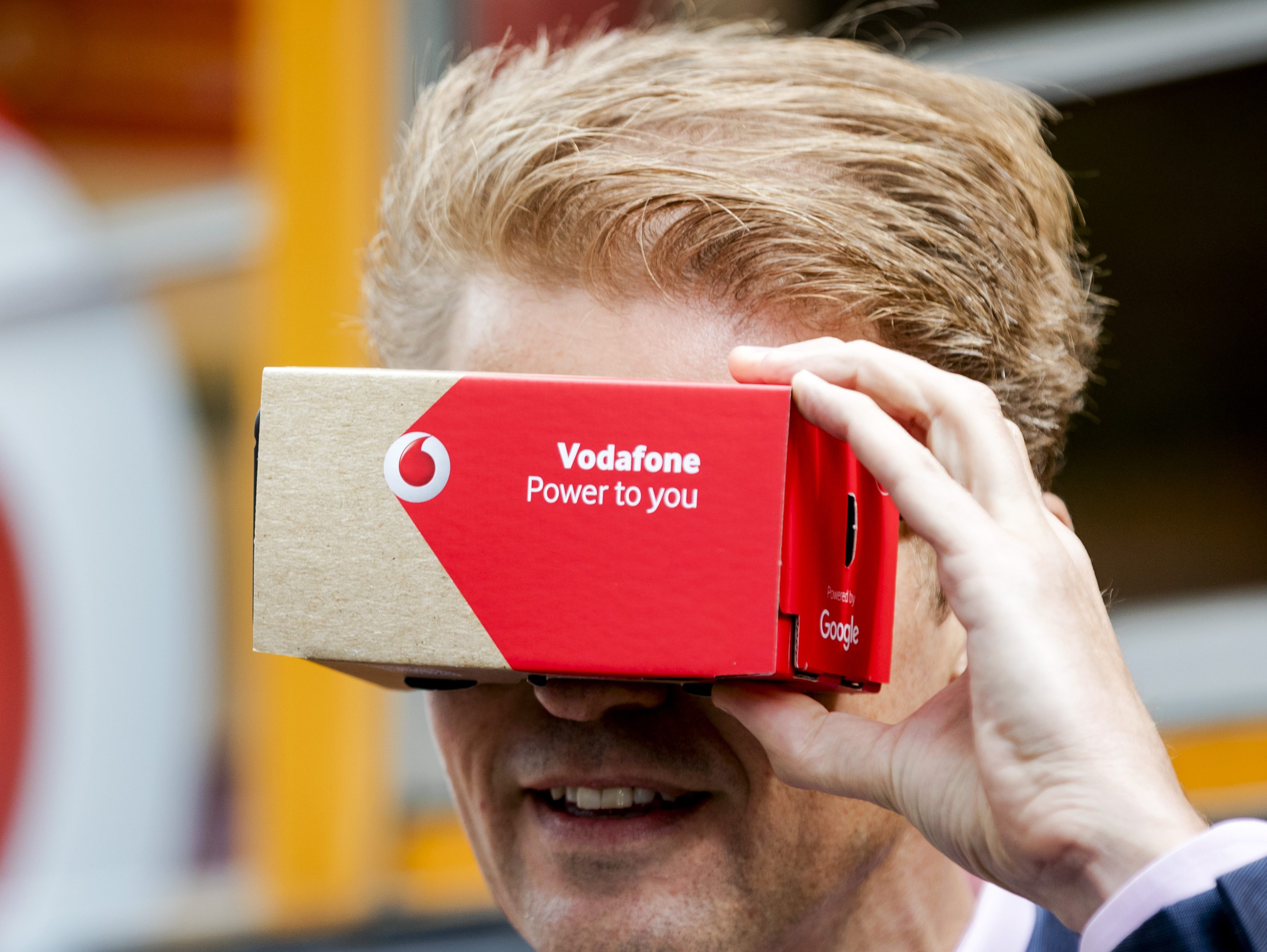 Vodafone Nederland verkoopt zijn afdeling voor vaste telefoonlijnen, internet en tv-diensten, ook bekend als Vodafone Thuis, aan T-Mobile Nederland. Financiële details werden niet verstrekt. De afsplitsing van Vodafone Thuis was een toezegging die Vodafone en het moederbedrijf van kabelaar Ziggo, Liberty Global, aanboden aan de Europese Commissie, als voorwaarde voor het samengaan van Vodafone Nederland en Ziggo in Nederland. Verschillende toezichthouders moeten de verkoop van de tak nog beoordelen, maar afronding van de transactie wordt voorzien in december.