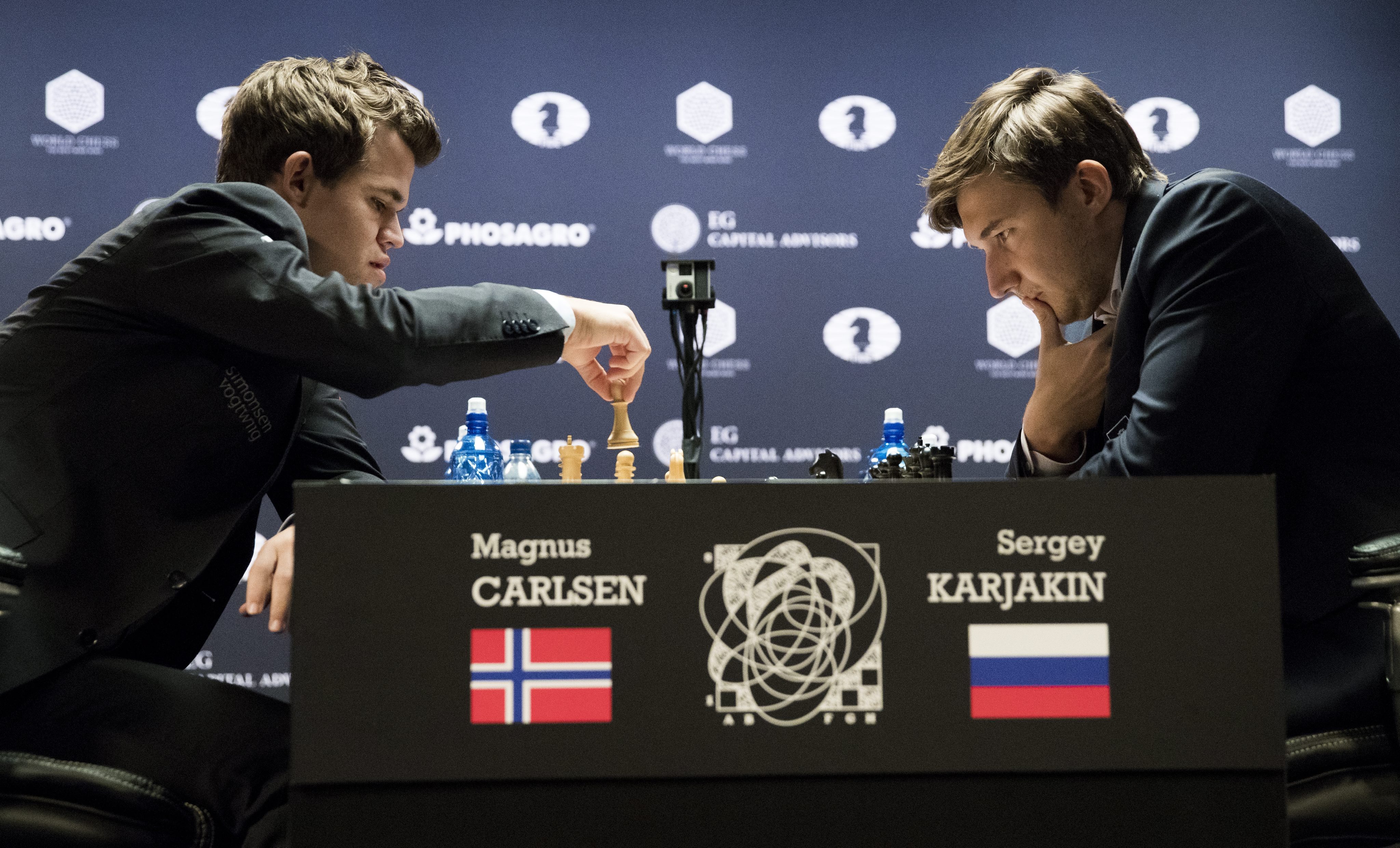 Het WK schaken is tot nu toe slaapverwekkend: twaalf potjes speelden Magnus Carlsen en Sergey Karjakin, beide spelers wonnen slechts één pot. De andere tien ronden eindigden in een remise. Maar woensdag zit elke schaakfanaat op het puntje van zijn stoel.