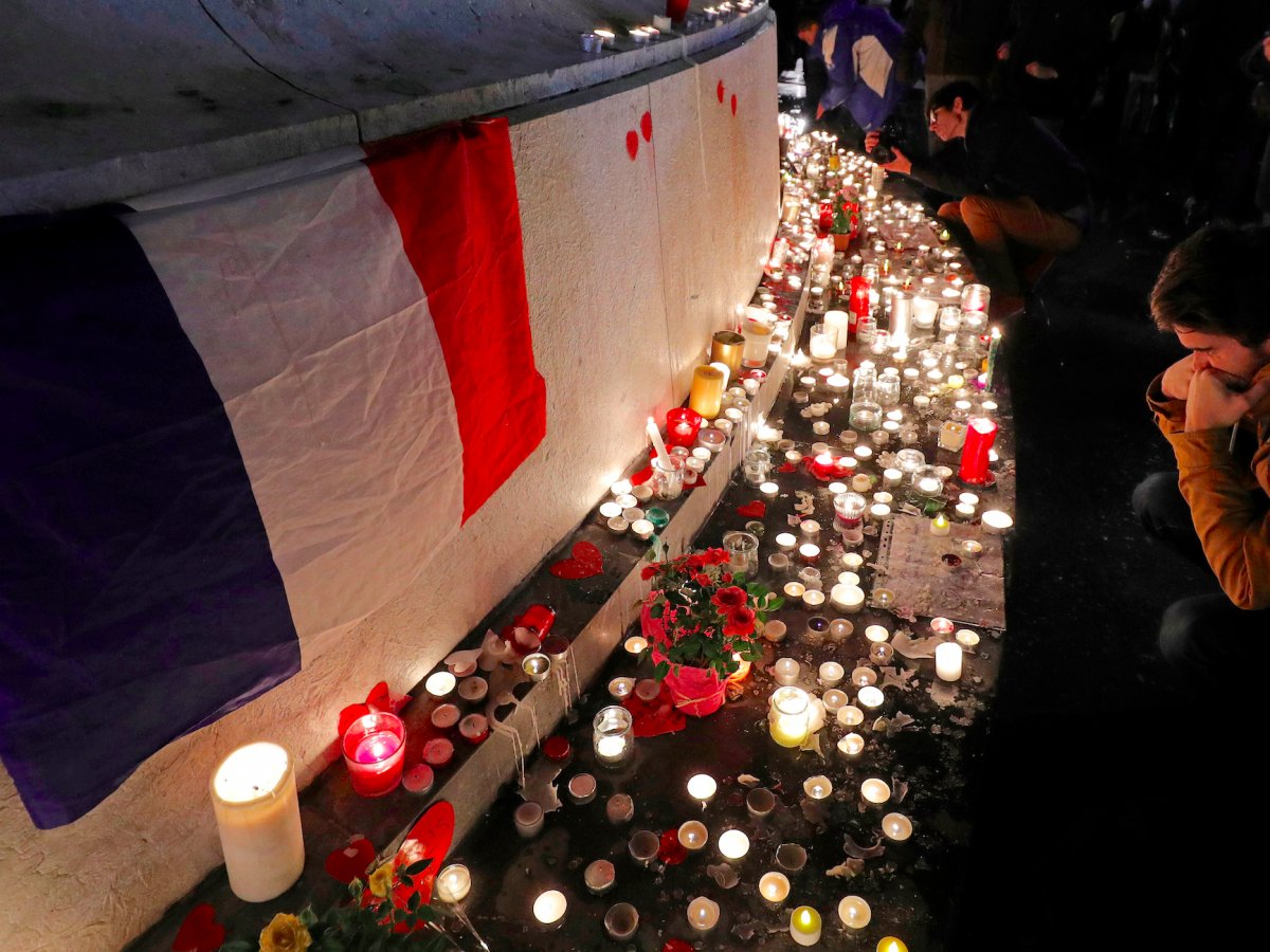 Теракт в париже 13 ноября 2015. Теракты в Париже 13 ноября 2015 года. Теракты в Париже 13 ноября 2015 года фото. 15.11.2015 Франция.