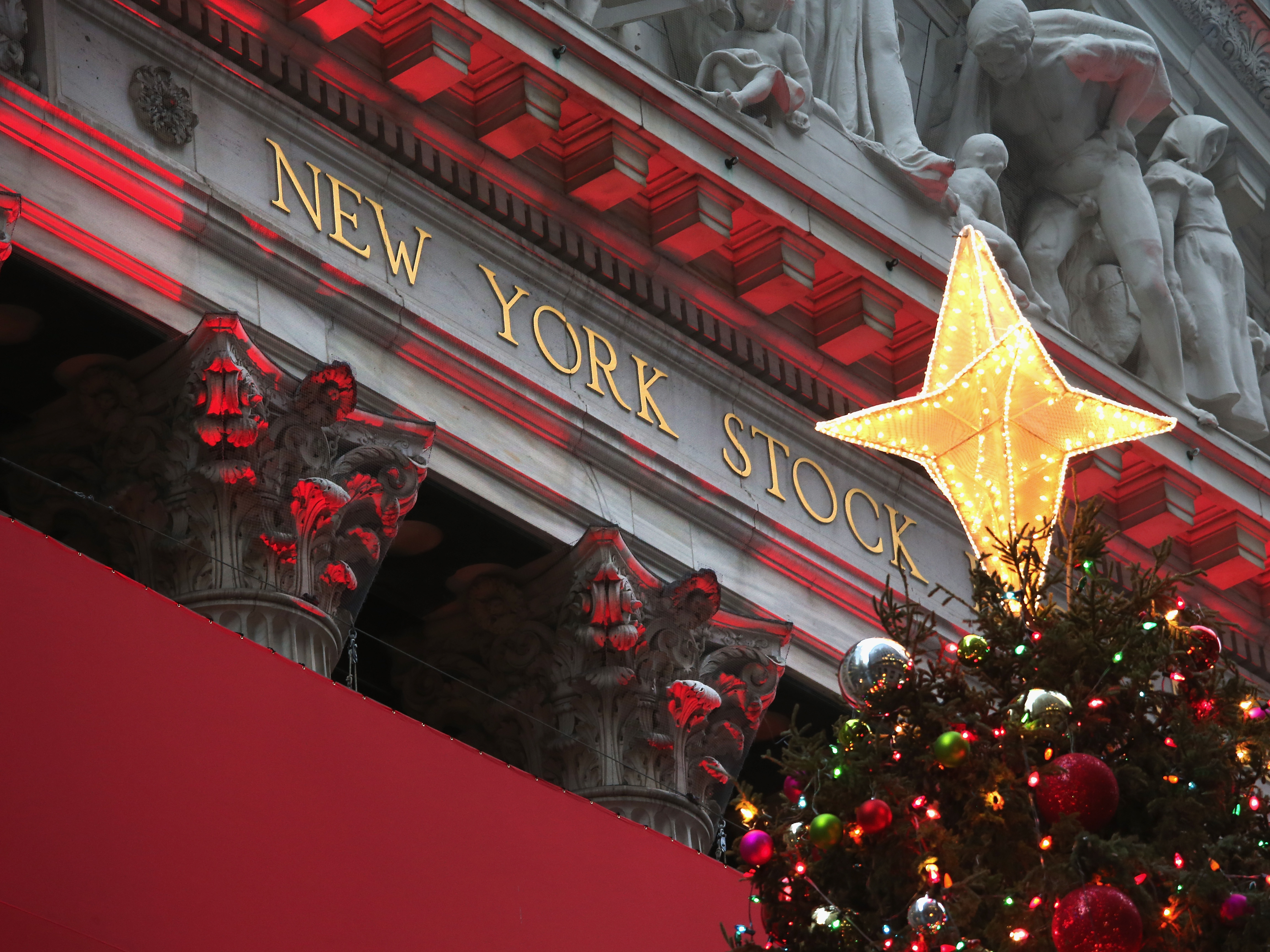 Биржа в праздники. Елка у здания биржи Нью. NYSE Christmas. Новогодние подарки для фондового рынка.