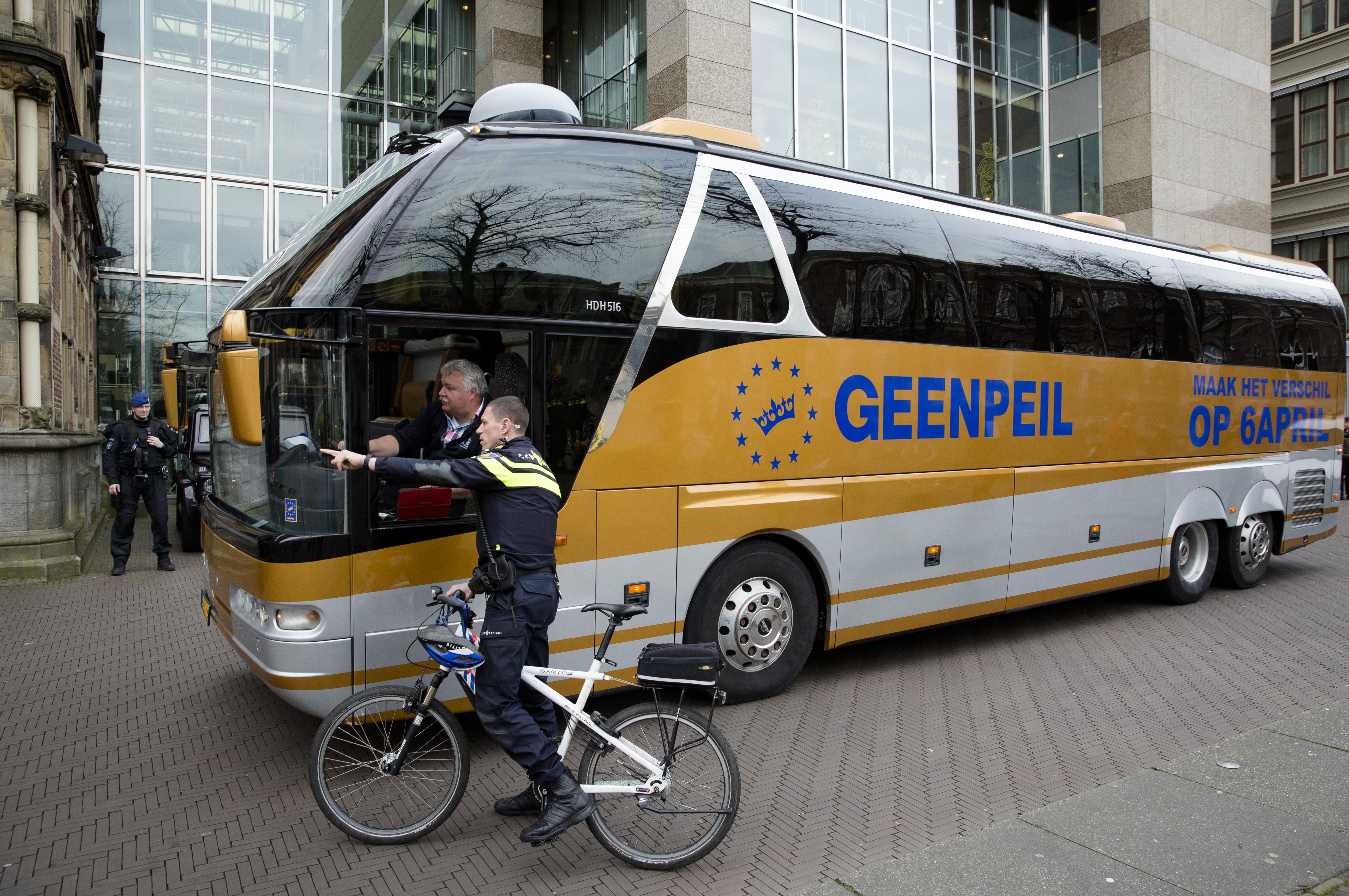 2016-04-05 10:12:23 DEN HAAG - De GeenPeil campagnebus tijdens de landelijke bustour van GeenPeil in aanloop naar het referendum over het associatieverdrag tussen de EU en Oekraine. ANP BART MAAT