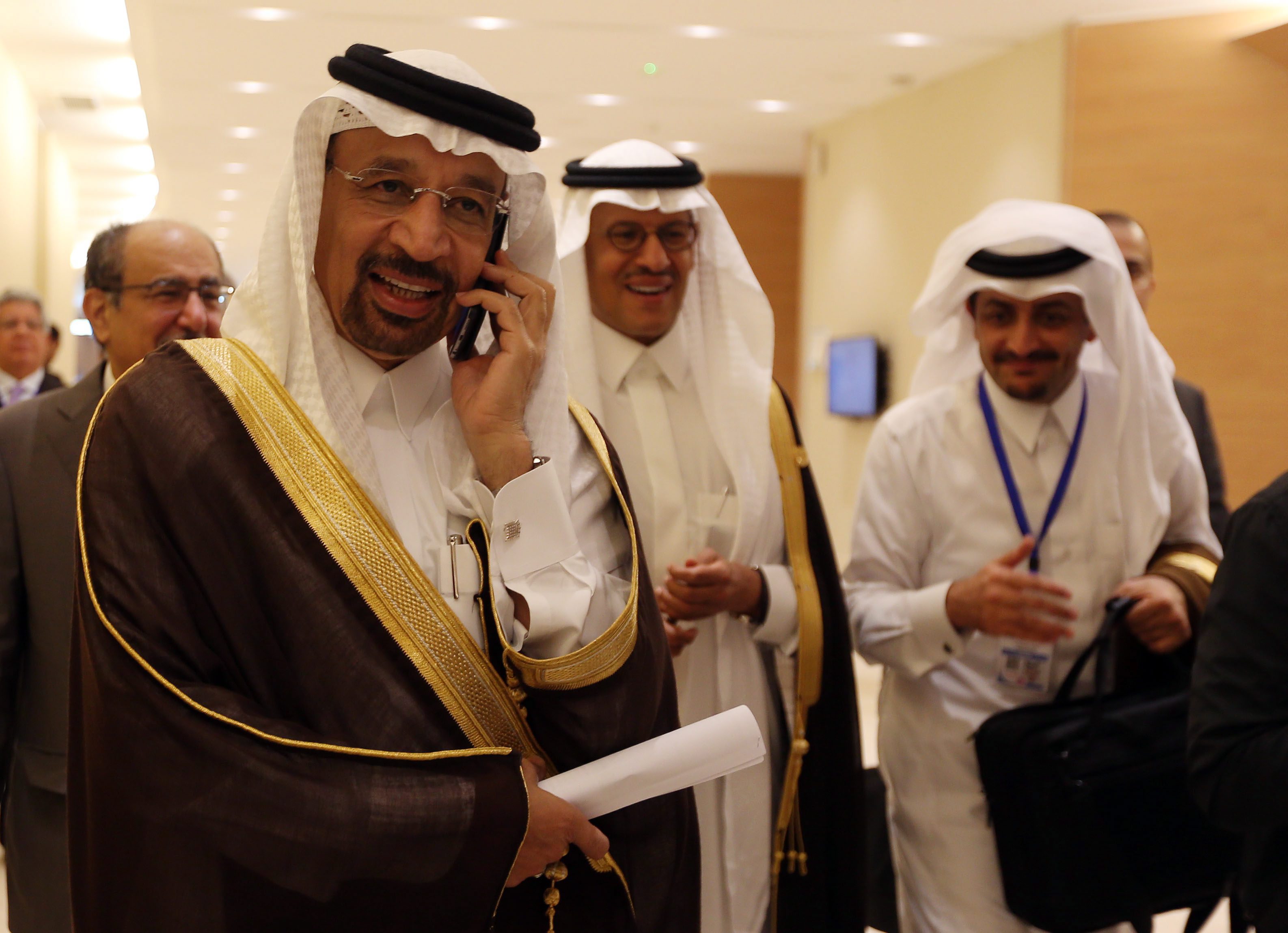2016-09-28 14:16:16 epa05560107 Saudi Energy Minister Khaled al-Faleh (L) arrives to a session of the International Energy Forum and informal meeting of OPEC ministers at the congress palace in Algiers, Algeria, 28 September 2016. Algeria is hosting the 15th International Energy Forum (IEF15) between 26 and 28 September. Members of the Organization of the Petroleum Exporting Countries (OPEC) will reportedly have talks in Algeria on the sideline of the meeting. EPA/MOHAMED MESSARA
