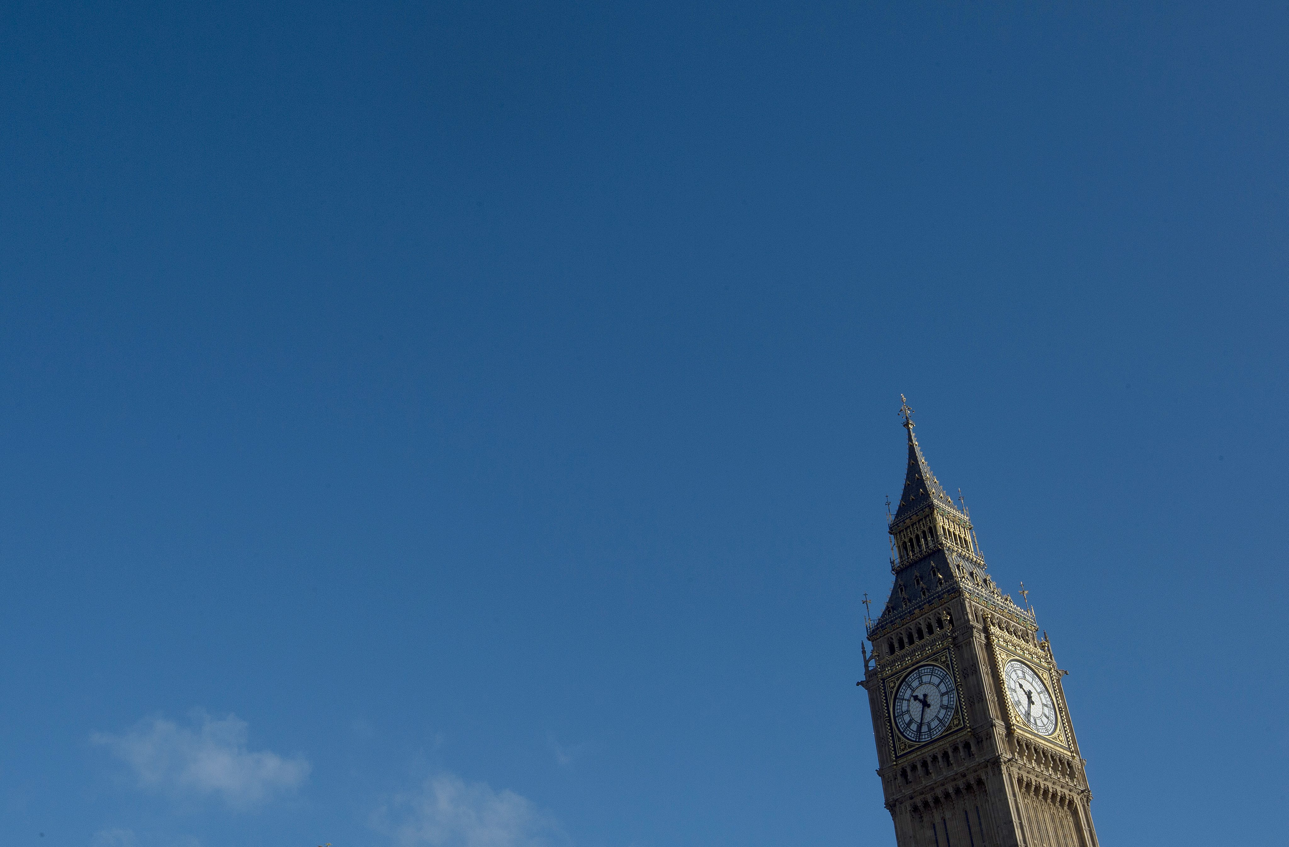 2016-11-07 10:46:01 epa05621290 Big Ben in central London, Britain, 07 November 2016. Prime Minister Theresa May said Britain would become the ultimate free trade champion as she laid the groundwork Monday for a potential post-Brexit deal with India, the world's fastest growing major economy. EPA/HANNAH MCKAY