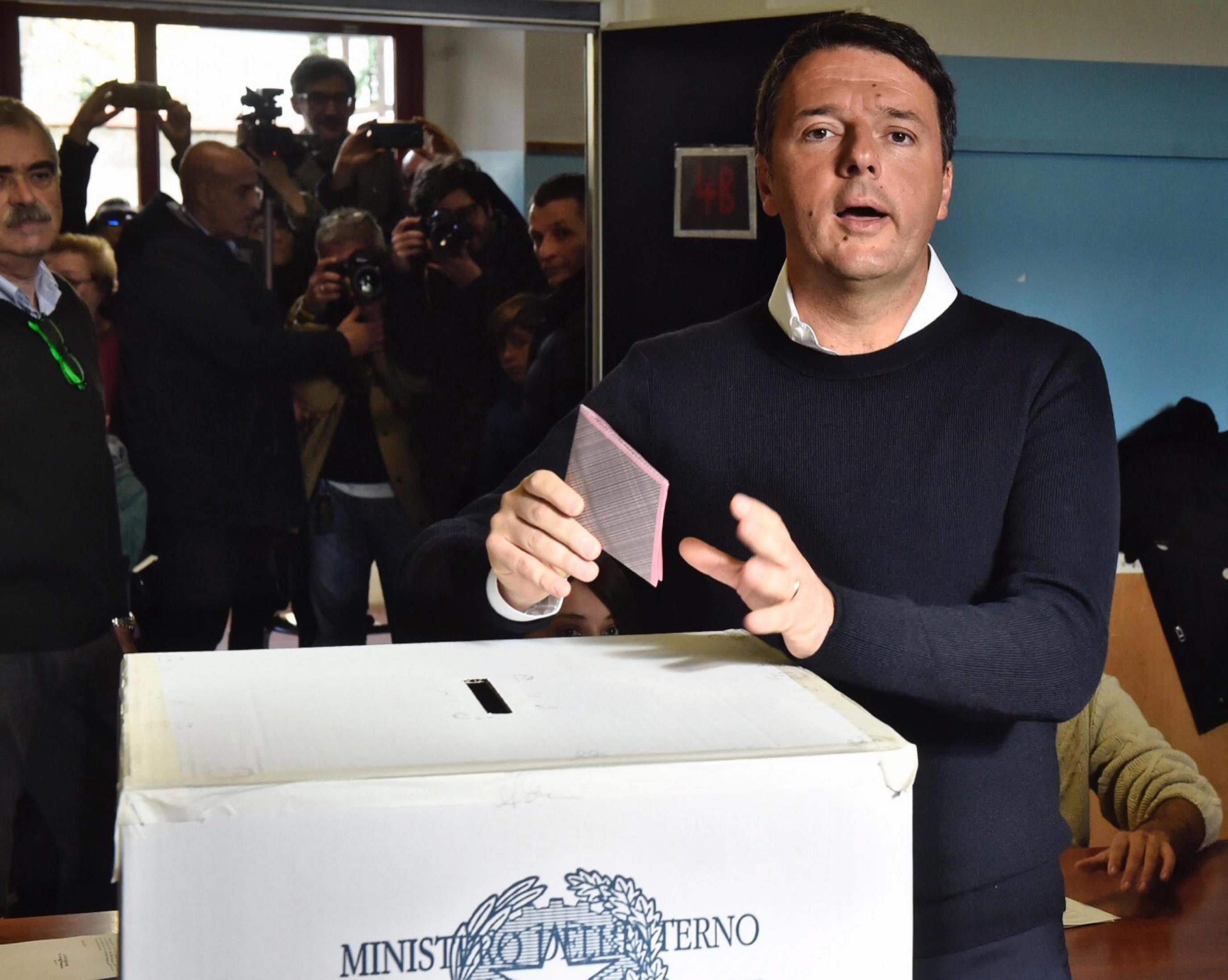 2016-12-04 00:00:00 epa05659307 Italian Premier Matteo Renzi (C) casts his ballot in a polling station during the referendum on the government's constitutional reform in Pontassieve, near Florence, Italy, 04 December 2016. The crucial referendum is considered by the government to end gridlock and make passing legislation cheaper by, among other things, turning the Senate into a leaner body made up of regional representatives with fewer lawmaking powers. It would also do away with the equal powers between the Upper and Lower Houses of parliament - an unusual system that has been blamed for decades of political gridlock. EPA/MAURIZIO DEGL' INNOCENTI