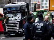 De dader van de aanslag in Berlijn loopt nog altijd vrij rond. De politie heeft een aantal sporen die worden gevolgd om hem toch snel te pakken.