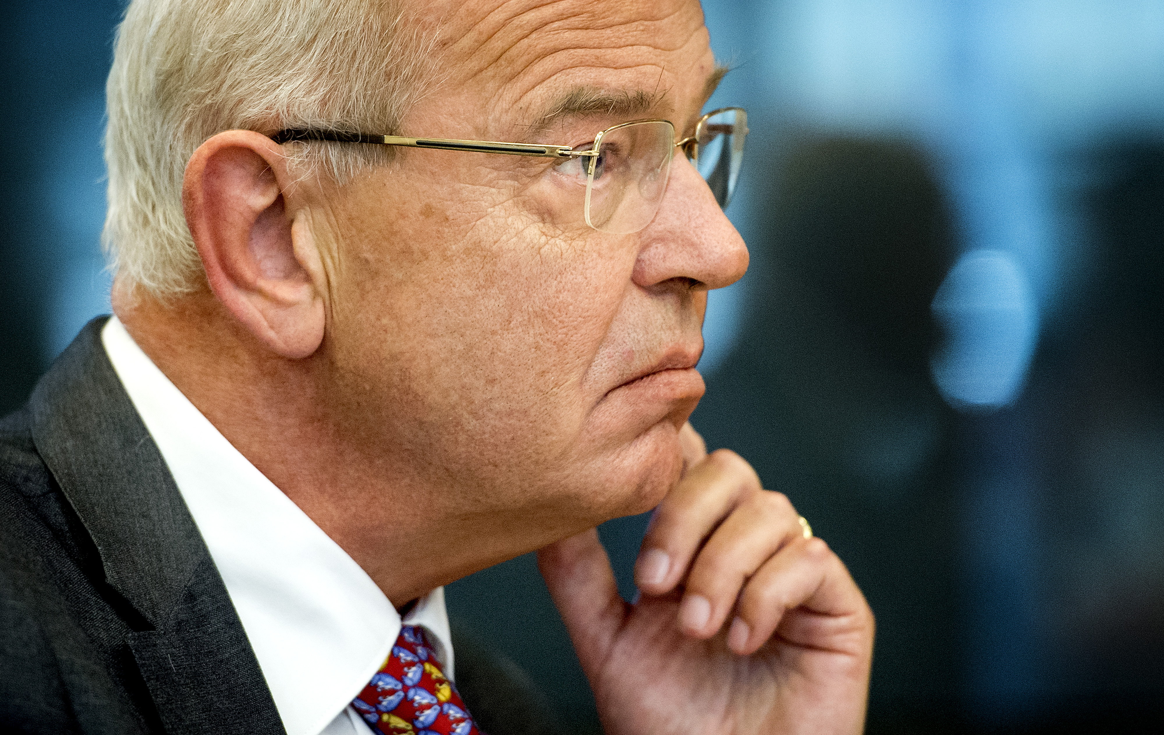 Ministers worden in Nederland "slecht betaald", vindt vertrekkend topman van ABN Amro Gerrit Zalm. Maar ministers worden op een andere manier beloond, zegt hij in een interview met NRC.