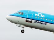 Een toestel van KLM Cityhopper stijgt op.