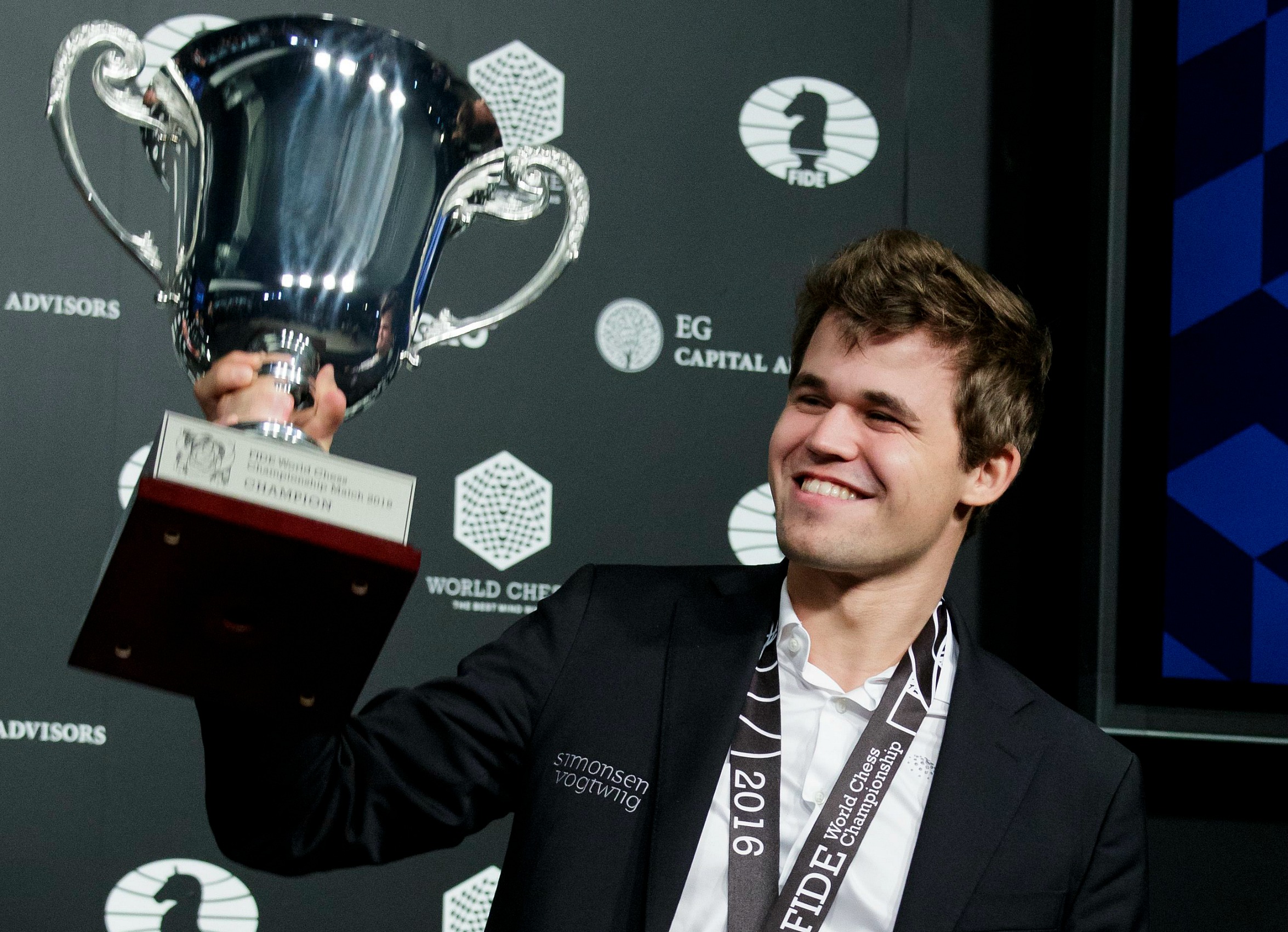 De Noorse wereldkampioen schaken Magnus Carlsen staat eerste in de 'Fantasy Premier League' waar 7,2 miljoen mensen in meespelen.