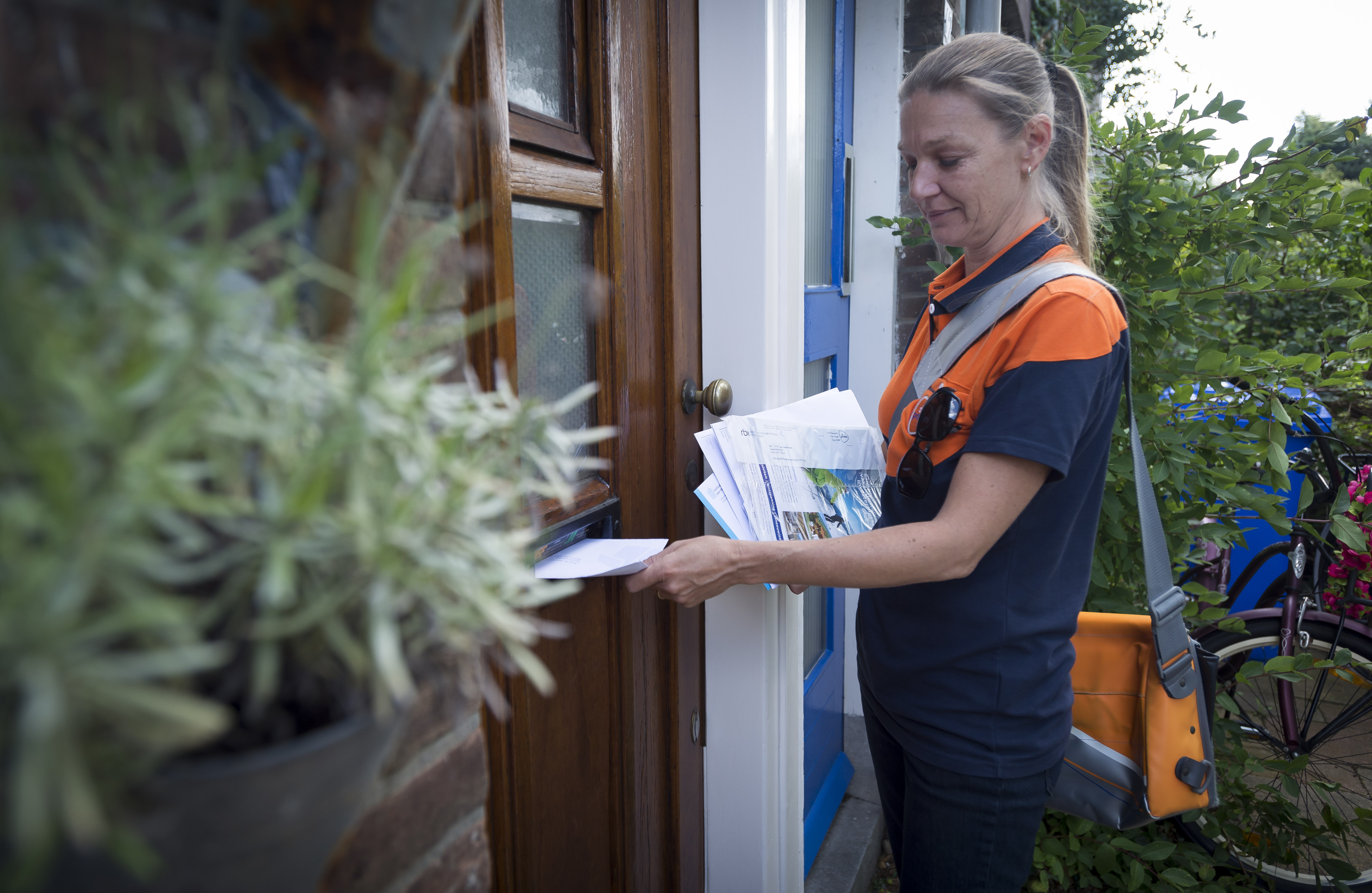 PostNL heeft eind vorig jaar op het punt gestaan om concurrent Sandd over te nemen. Het bod ketste op het laatste moment af omdat een overname politiek onhaalbaar werd geacht. Dat meldde het Financieele Dagblad (FD) woensdag op basis van ingewijden. De overnamesom zou naar verluidt tussen de 100 miljoen en 150 miljoen euro hebben gelegen.