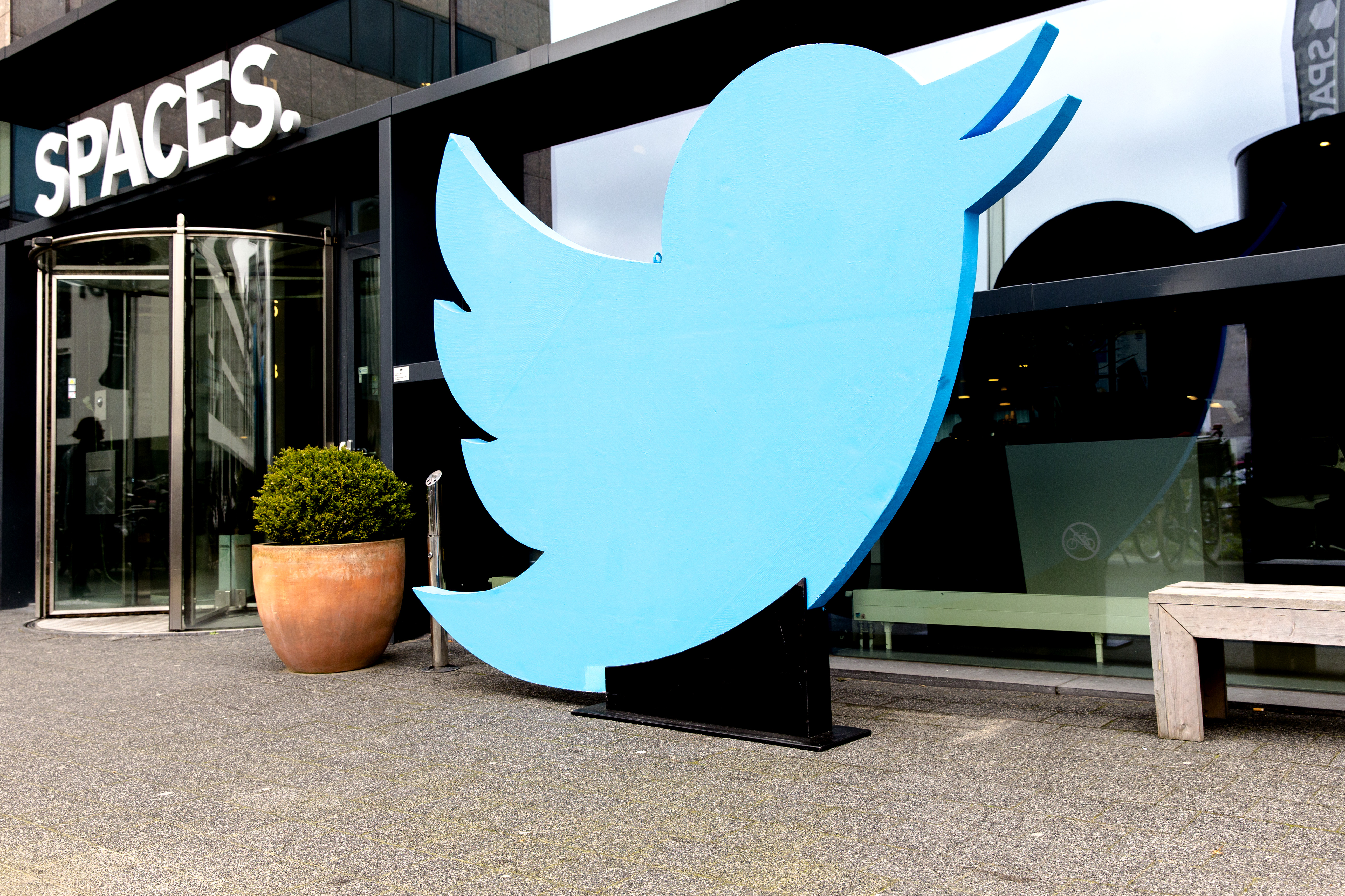 Twitter vertrekt uit Amsterdam. Het bedrijf sluit zijn kantoor aan de Zuidas. Dat verhaal ging al, maar is woensdag bevestigd door Twitter. De dienst wil wereldwijd enkele honderden werknemers ontslaan om de kosten omlaag te brengen.