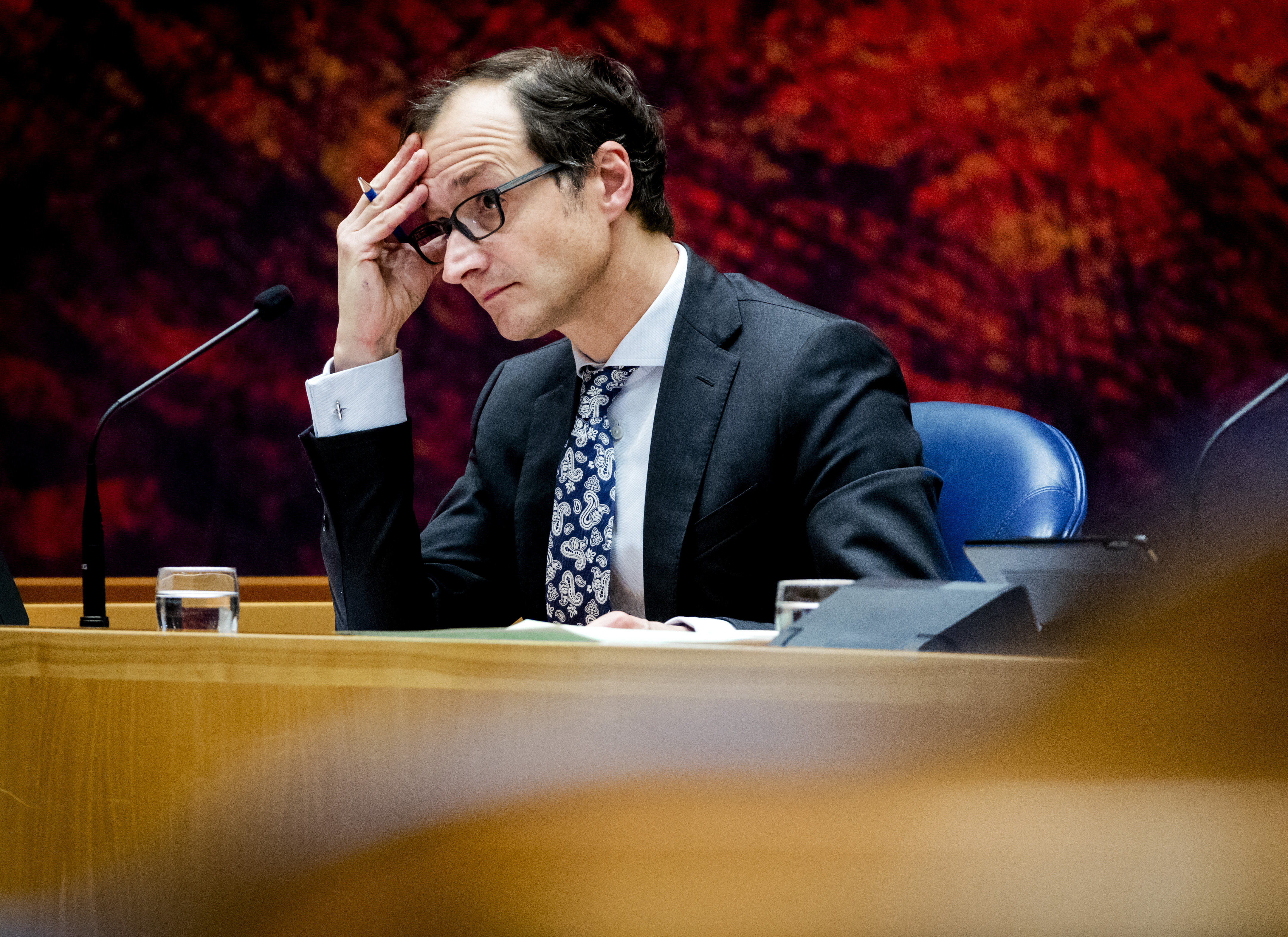 Staatssecretaris Eric Wiebes van Financien tijdens een plenair debat over de uitwerking van de wet Deregulering Beoordeling Arbeidsrelatie (DBA). Foto: ANP