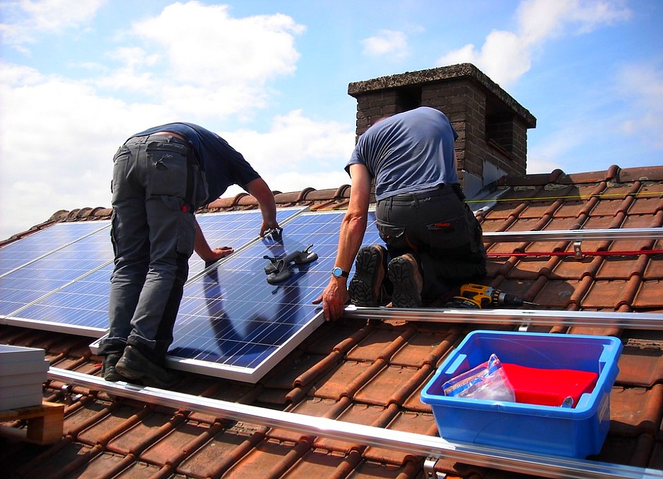 Woningisolatie, HR++ glas en zonnepanelen leveren naast milieuwinst ook een flinke energiebesparing op. Maar niet iedereen heeft geld op de plank liggen om de investeringen te betalen