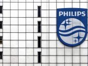 2013-11-14 00:00:00 AMSTERDAM - Het nieuwe logo van Philips is geplaatst op het hoofdkantoor. Een gemoderniseerd versie en een nieuwe slogan moeten het getransformeerde Philips de komende jaren verder op de kaart zetten. ANP SANDER KONING