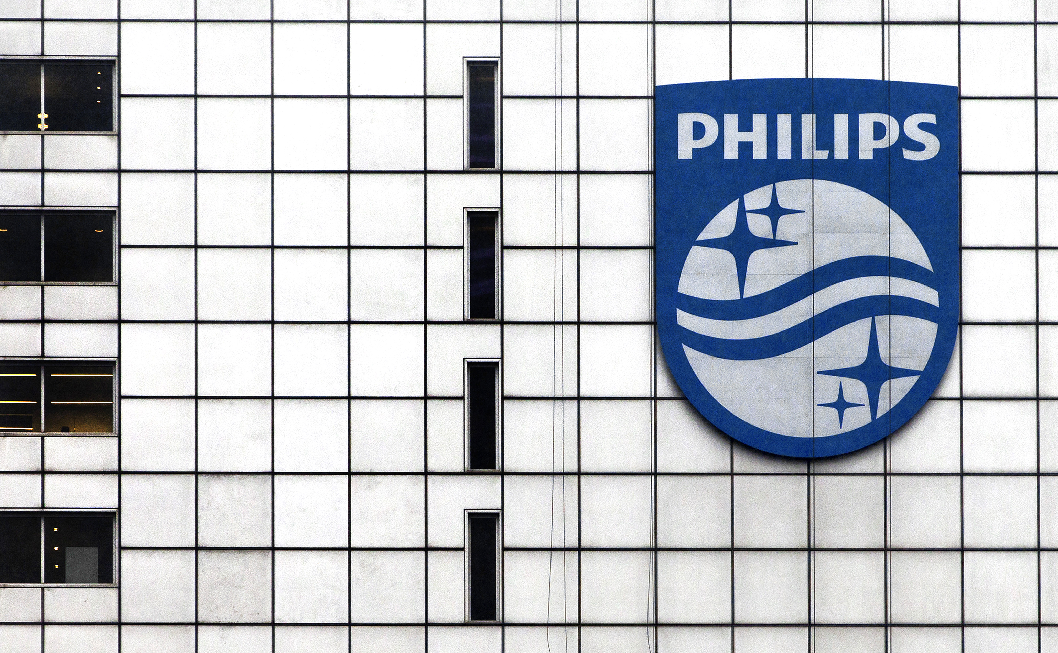 2013-11-14 00:00:00 AMSTERDAM - Het nieuwe logo van Philips is geplaatst op het hoofdkantoor. Een gemoderniseerd versie en een nieuwe slogan moeten het getransformeerde Philips de komende jaren verder op de kaart zetten. ANP SANDER KONING