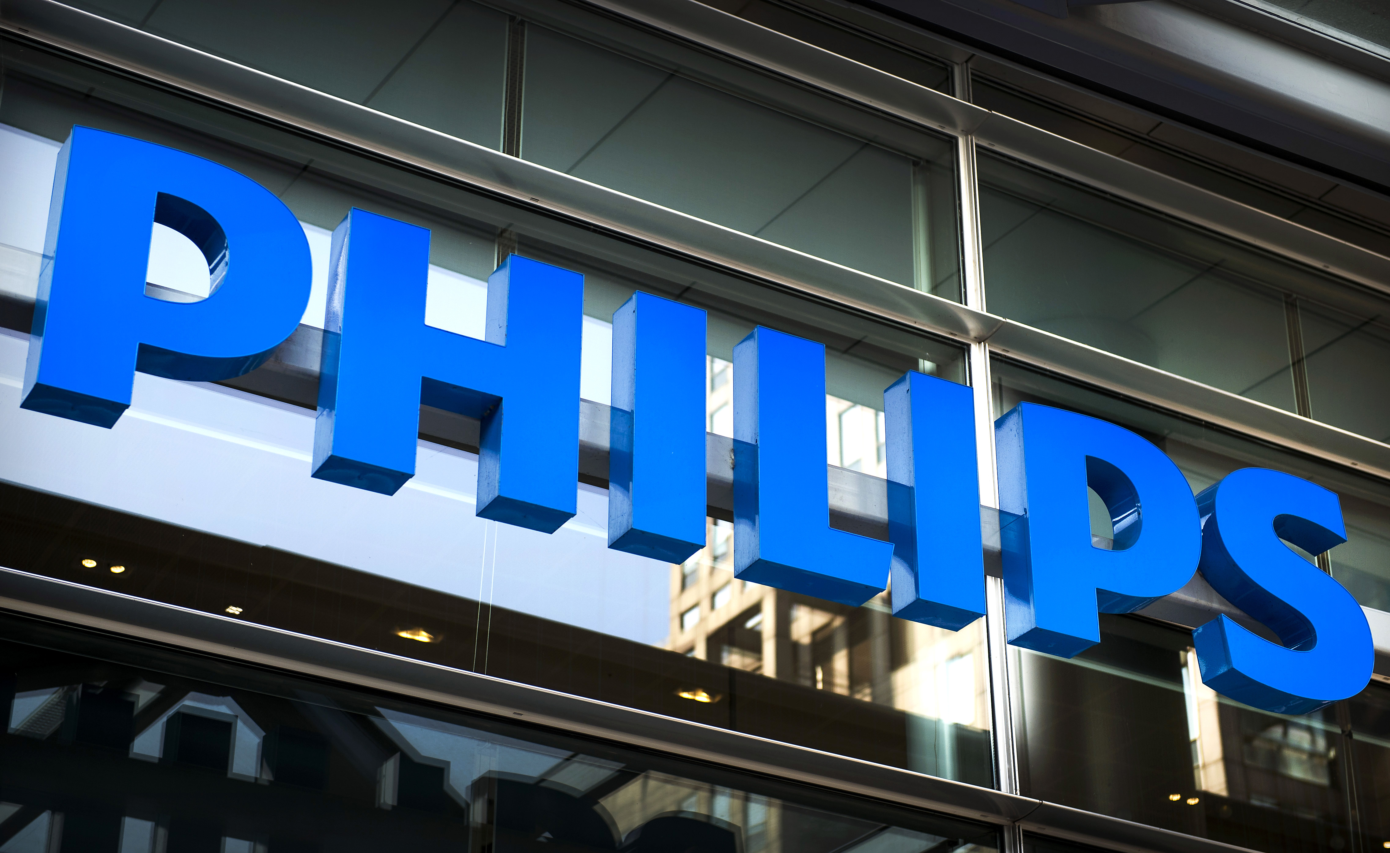 2014-09-23 10:03:29 AMSTERDAM - Logo van Philips op het hoofdkantoor in Amsterdam. Philips voegt de divisies Healthcare en Consumer Lifestyle samen onder de noemer HealthTech en verzelfstandigt de lichtdivisie. ANP REMKO DE WAAL