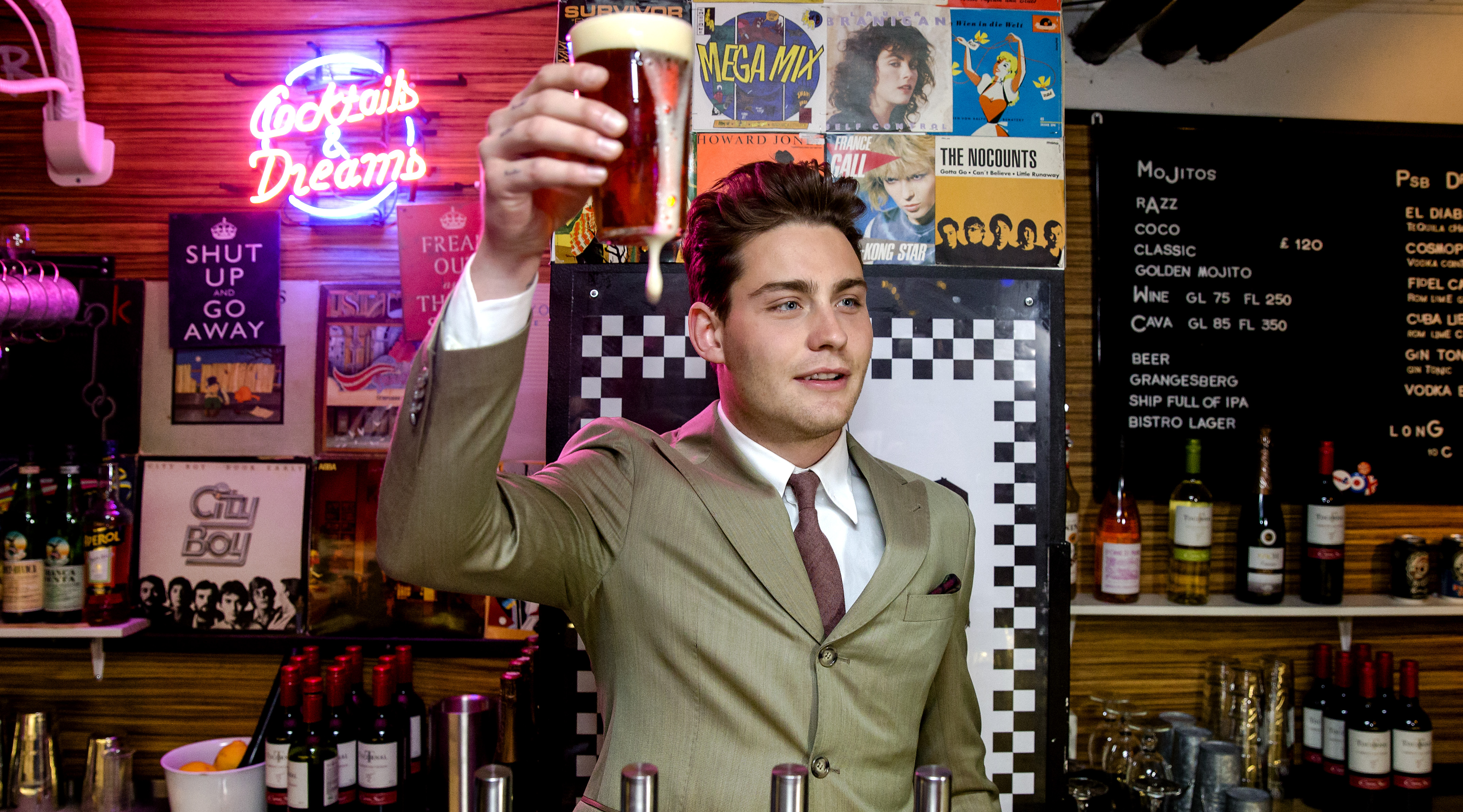 2016-05-07 21:04:06 STOCKHOLM - Douwe Bob tijdens de opening van The Bar, zijn eigen bar in Stockholm. De zanger is in Zweden voor het Eurovisiesongfestival. ANP KIPPA SANDER KONING