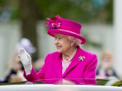 2016-06-12 14:35:43 LONDEN - Queen Elizabeth wuift naar het publiek als ze in een open rijtuig van Buckingham Palace naar de exercitieplaats voor de Horse Guards Parade rijdt. ANP ROYAL IMAGES ROBIN UTRECHT