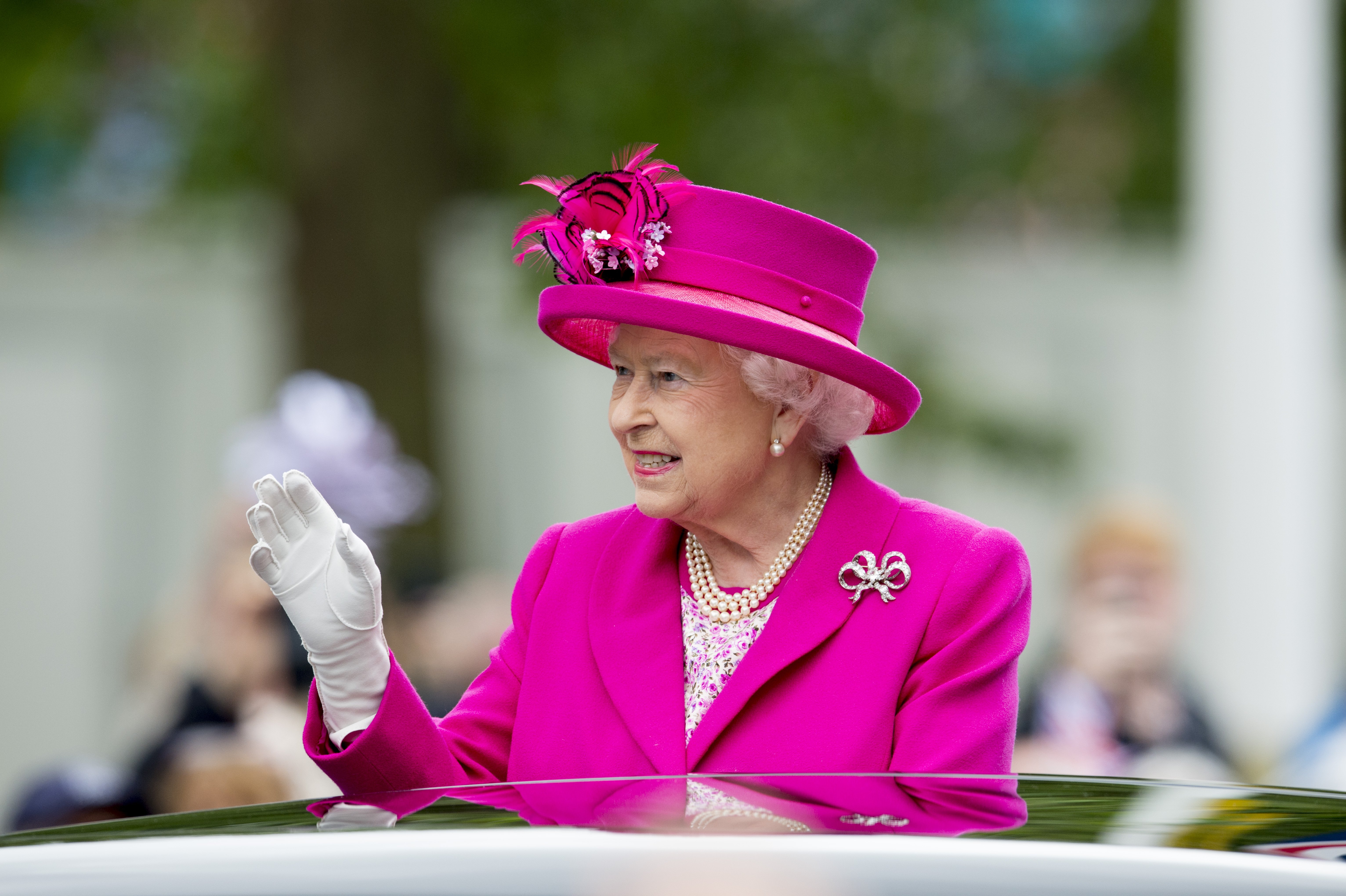 2016-06-12 14:35:43 LONDEN - Queen Elizabeth wuift naar het publiek als ze in een open rijtuig van Buckingham Palace naar de exercitieplaats voor de Horse Guards Parade rijdt. ANP ROYAL IMAGES ROBIN UTRECHT