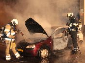 2016-12-31 00:00:00 UTRECHT - Brandweerlieden blussen een autobrand in de wijk Overvecht. De Utrechtse brandweer moest op de laatste dag van het jaar diverse keren uitrukken voor autobranden. ANP GINOPRESS