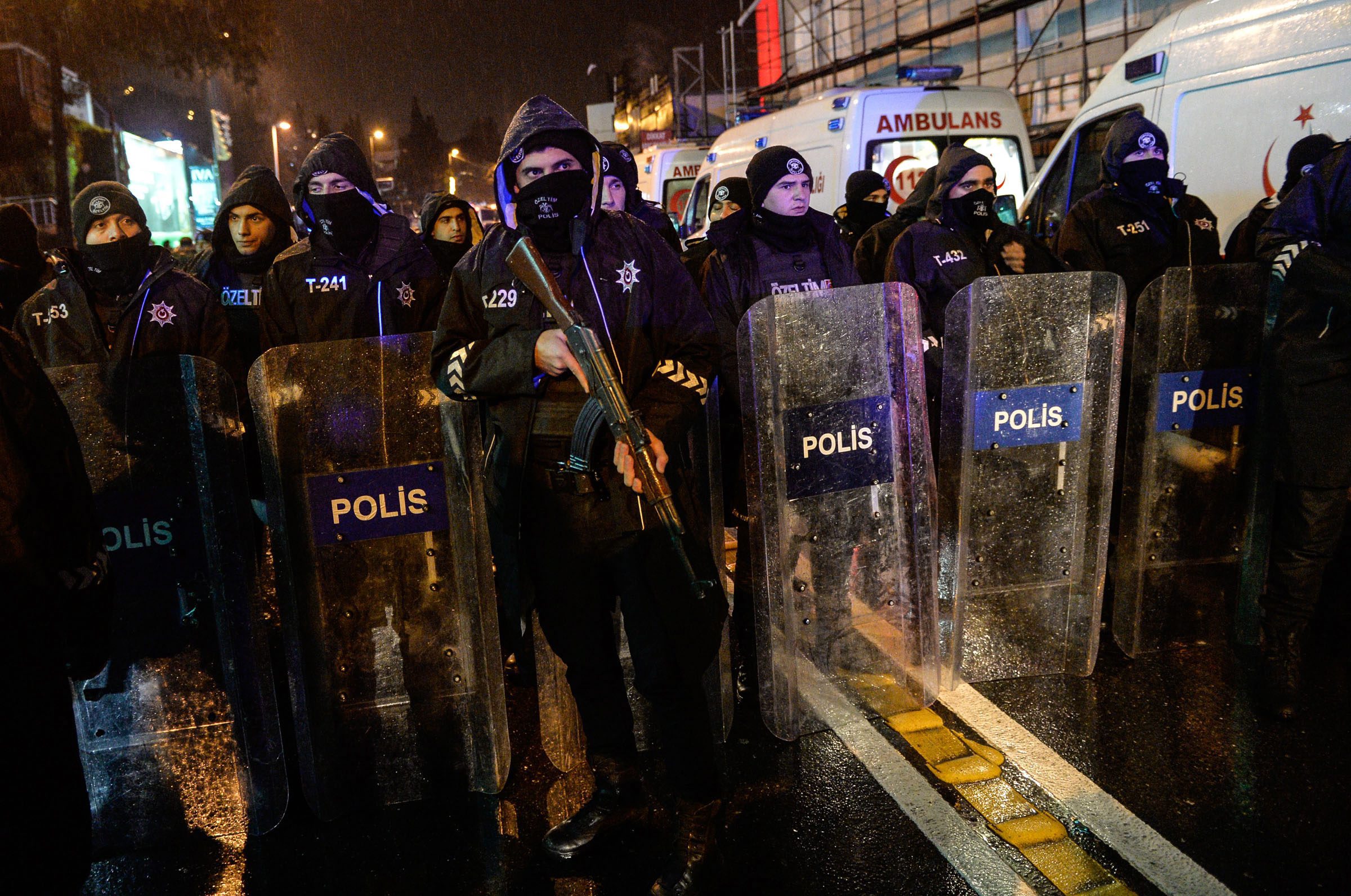 2017-01-01 04:19:25 epa05693624 Turkish riot police officers secure the area after a gun attack on Reina, a popular night club in Istanbul, near by the Bosphorus, Turkey, 01 January 2017. At least 35 people were killed and 40 others were wounded in the attack, local media reported. EPA/STR