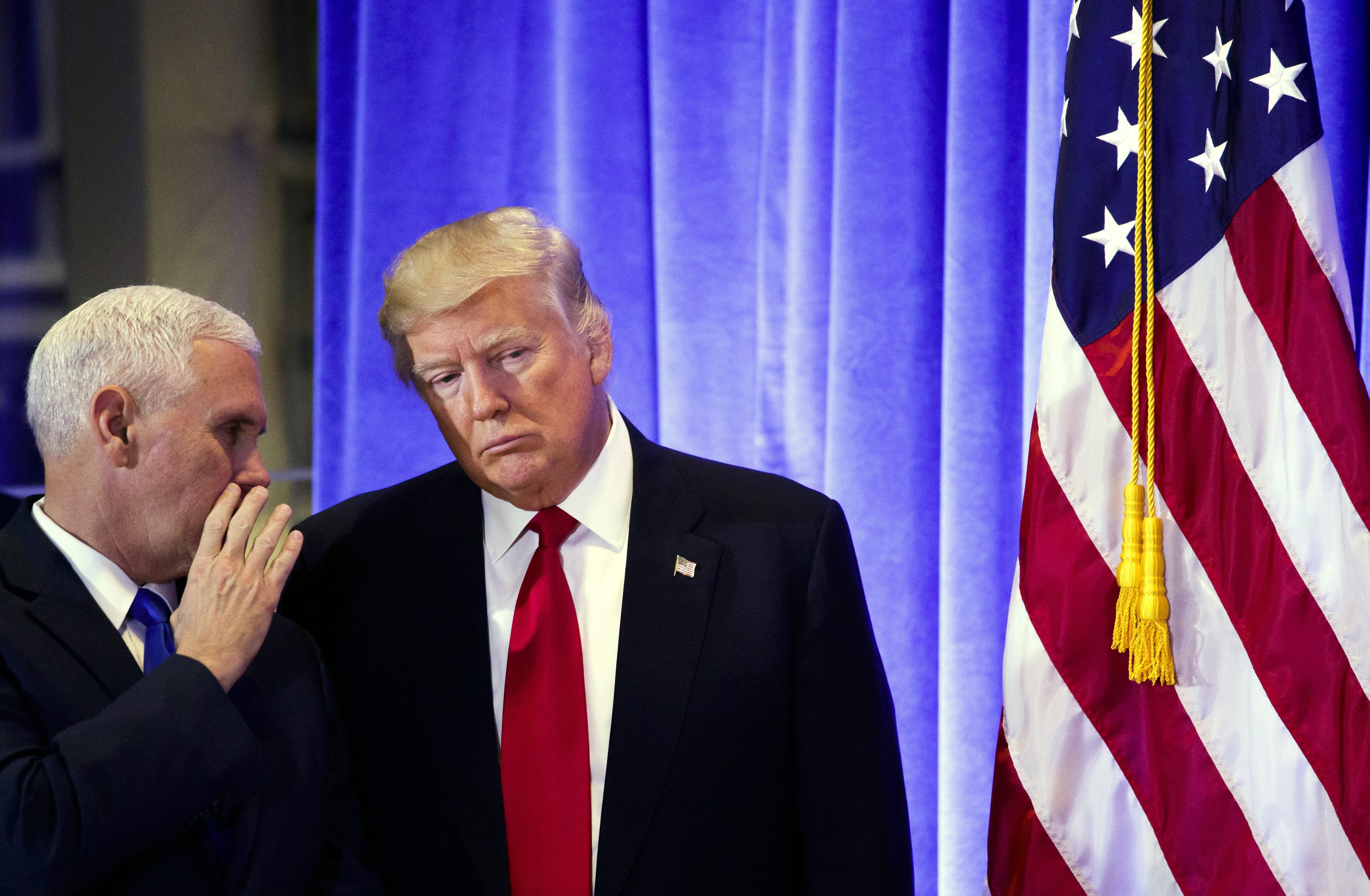 2017-01-11 09:01:30 epaselect epa05711343 US President-elect Donald Trump (C) talks with Vice-President-Elect Mike Pence (L) during a press conference in the lobby of Trump Tower in New York, New York, USA, 11 January 2017. Trump, who is set to take the Oath of Office on 20 January 2017, gave his first press conference in nearly 6 months. EPA/JUSTIN LANE