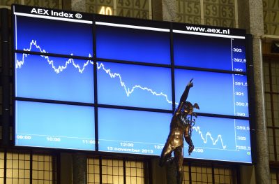 Beurs 100 jaar De AEX-index in Amsterdam stond woensdag in de vroege handel in de min. Ook elders in Europa zakten graadmeters in het rood. Beleggers lijken het rustig aan te doen in afwachting van de persconferentie van aankomend president Donald Trump, later op woensdag. Daarin doet hij mogelijk meer uit de doeken over zijn economisch beleid.