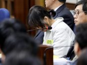 Choi Soon-sil in de rechtszaal waar ze vragen moet beantwoorden over het steekpenningenschandaal dat haar president en vriendin Park Geun-hye de kop lijkt te kosten. Foto: EPA