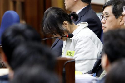 SOUTH KOREA GOVERNMENT TRIALS Choi Soon-sil in de rechtszaal waar ze vragen moet beantwoorden over het steekpenningenschandaal dat haar president en vriendin Park Geun-hye de kop lijkt te kosten. Foto: EPA